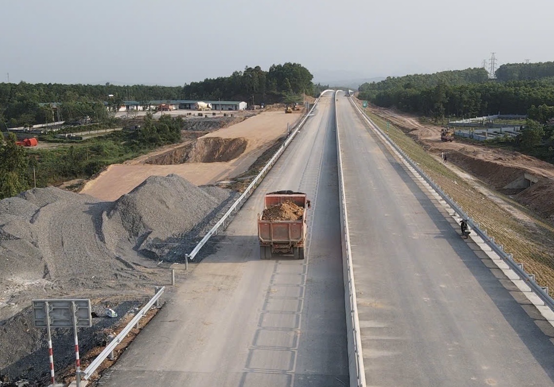 Huy động nhân lực, đẩy nhanh thi công dự án cao tốc qua tỉnh Quảng Bình- Ảnh 2. Huy động nhân lực, đẩy nhanh thi công dự án cao tốc qua tỉnh Quảng Bình- Ảnh 2.