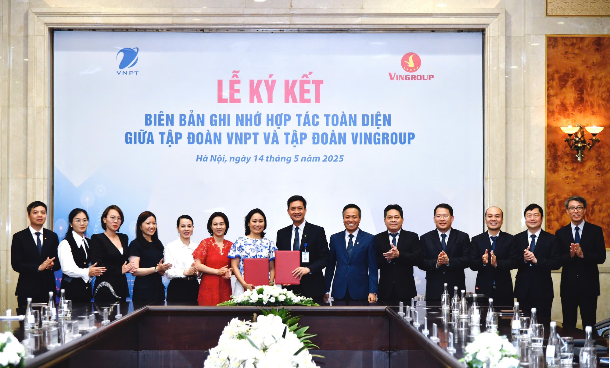 VNPT và Vingroup 'bắt tay' thúc đẩy chuyển đổi số, chuyển đổi xanh- Ảnh 1.
VNPT và Vingroup 'bắt tay' thúc đẩy chuyển đổi số, chuyển đổi xanh- Ảnh 1.