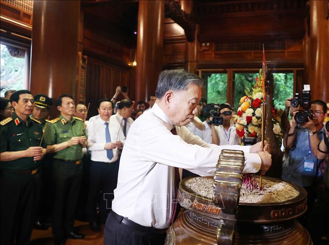 Tổng Bí thư Tô Lâm dâng hương tưởng nhớ Chủ tịch Hồ Chí Minh tại Nghệ An- Ảnh 2.