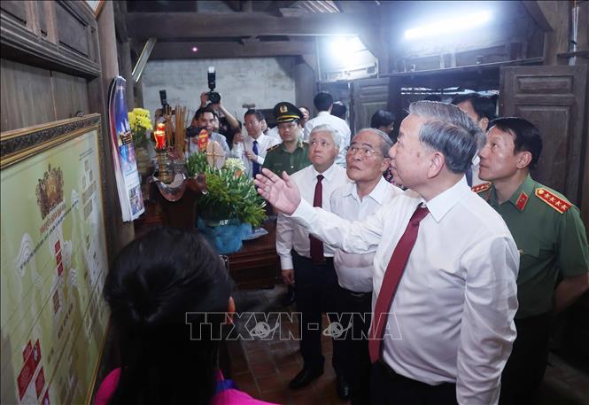 Tổng Bí thư Tô Lâm dâng hương tưởng nhớ Chủ tịch Hồ Chí Minh tại Nghệ An- Ảnh 4.