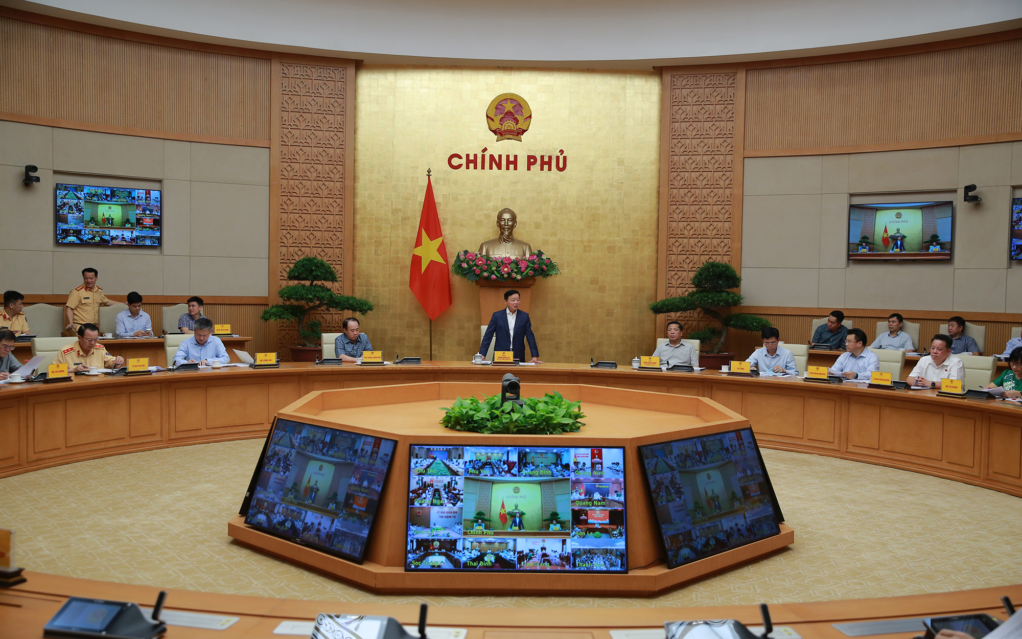 Hành động quyết liệt, trách nhiệm hơn nữa để tiếp tục kéo giảm tai nạn giao thông- Ảnh 7. Hành động quyết liệt, trách nhiệm hơn nữa để tiếp tục kéo giảm tai nạn giao thông- Ảnh 7.