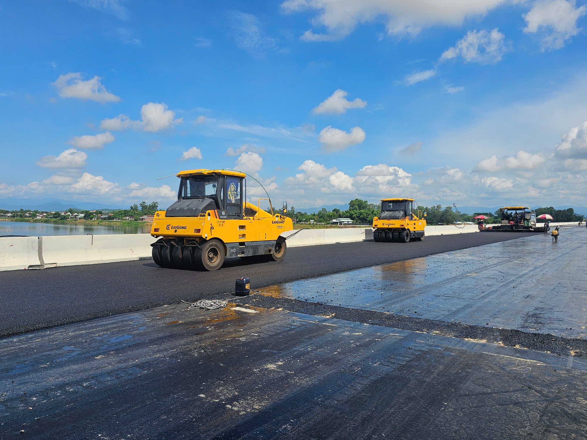 Nỗ lực thông cao tốc Hoài Nhơn-Quy Nhơn vào 19/8- Ảnh 1. Nỗ lực thông cao tốc Hoài Nhơn-Quy Nhơn vào 19/8- Ảnh 1.