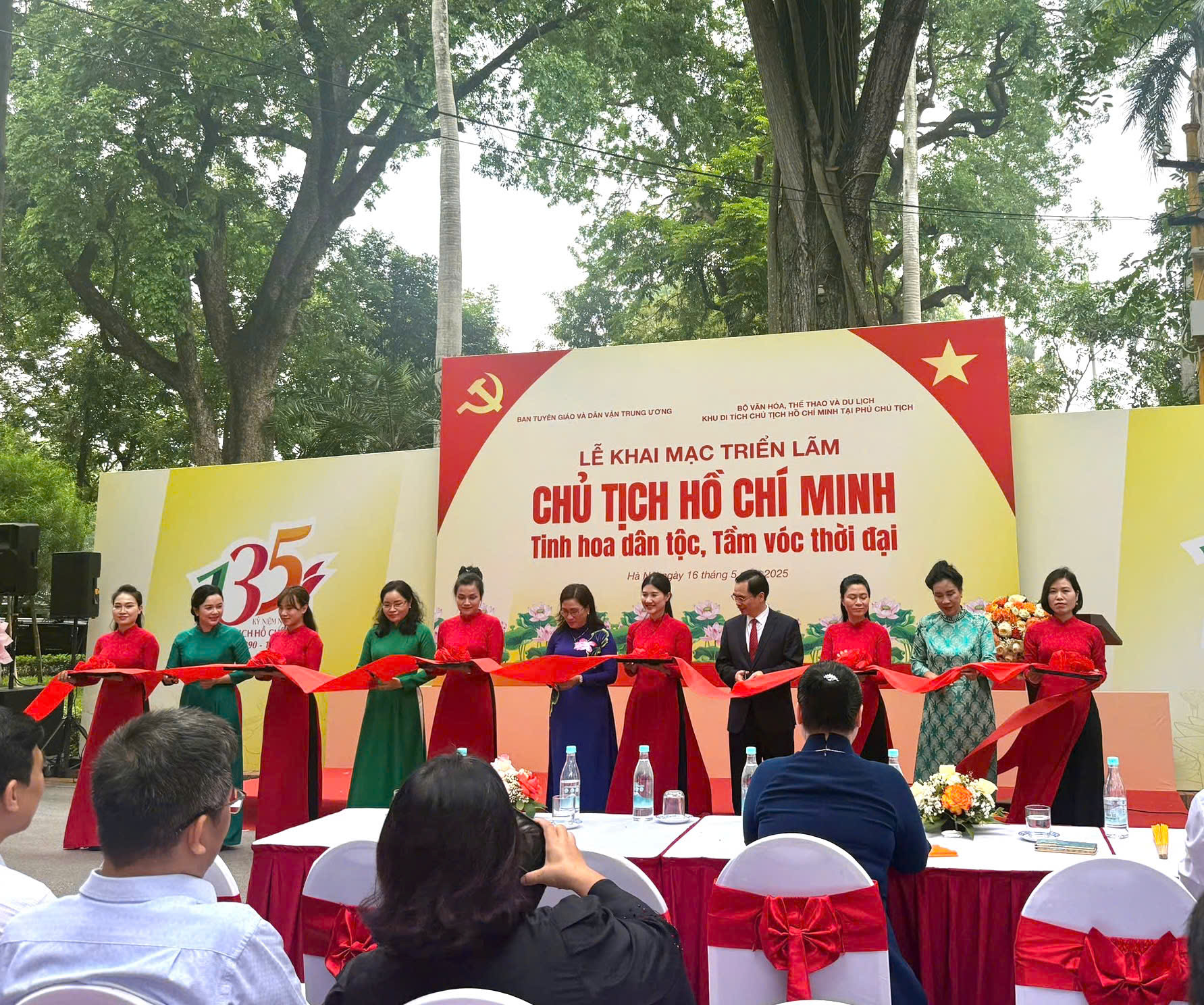 Khai mạc Triển lãm ‘Chủ tịch Hồ Chí Minh - Tinh hoa dân tộc, Tầm vóc thời đại’- Ảnh 1. Khai mạc Triển lãm ‘Chủ tịch Hồ Chí Minh - Tinh hoa dân tộc, Tầm vóc thời đại’- Ảnh 1.