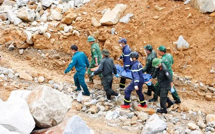 Câp nhật khắc phục sự cố sạt lở công trình thủy điện ở Lai Châu: Tìm thấy thi thể 5 nạn nhân- Ảnh 1. Câp nhật khắc phục sự cố sạt lở công trình thủy điện ở Lai Châu: Tìm thấy thi thể 5 nạn nhân- Ảnh 1.