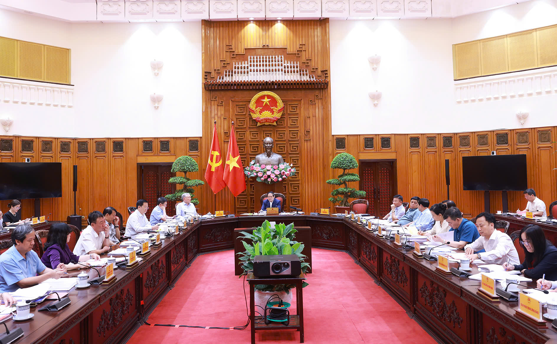 Thủ tướng: Tìm những điểm đột phá để xây dựng 2 nghị quyết của Bộ Chính trị về giáo dục - đào tạo và chăm sóc sức khỏe nhân dân- Ảnh 2. Thủ tướng: Tìm những điểm đột phá để xây dựng 2 nghị quyết của Bộ Chính trị về giáo dục - đào tạo và chăm sóc sức khỏe nhân dân- Ảnh 2.