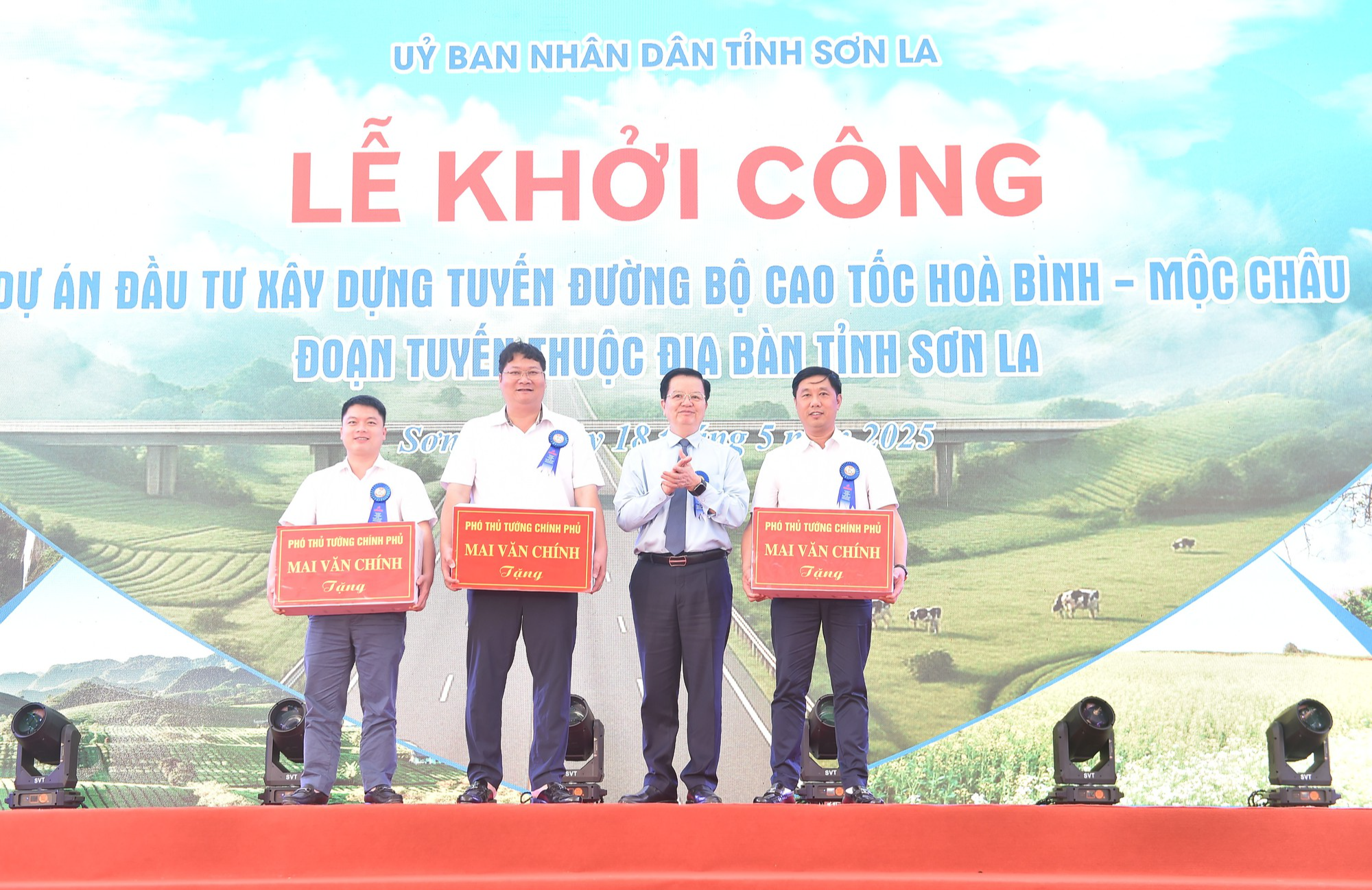 Khởi công Dự án đầu tư xây dựng tuyến đường bộ cao tốc Hòa Bình - Mộc Châu, đoạn tuyến thuộc địa bàn tỉnh Sơn La- Ảnh 3. Khởi công Dự án đầu tư xây dựng tuyến đường bộ cao tốc Hòa Bình - Mộc Châu, đoạn tuyến thuộc địa bàn tỉnh Sơn La- Ảnh 3.