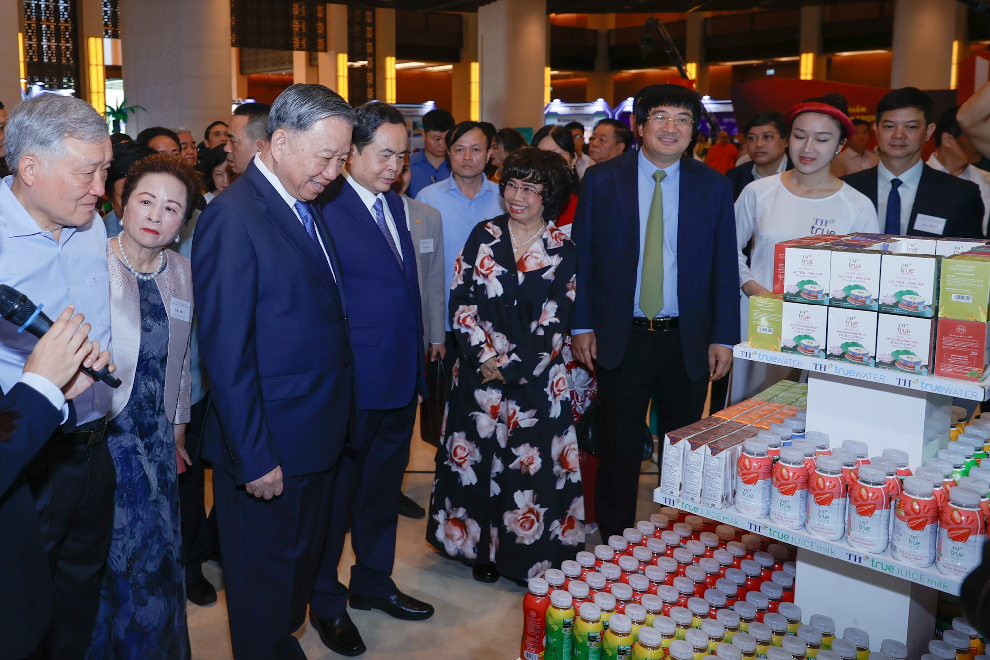 Thủ tướng: Thương trường là chiến trường, cần tạo động lực, truyền cảm hứng cho doanh nhân và phát động toàn dân thi đua làm giàu- Ảnh 9. Thủ tướng: Thương trường là chiến trường, cần tạo động lực, truyền cảm hứng cho doanh nhân và phát động toàn dân thi đua làm giàu- Ảnh 9.