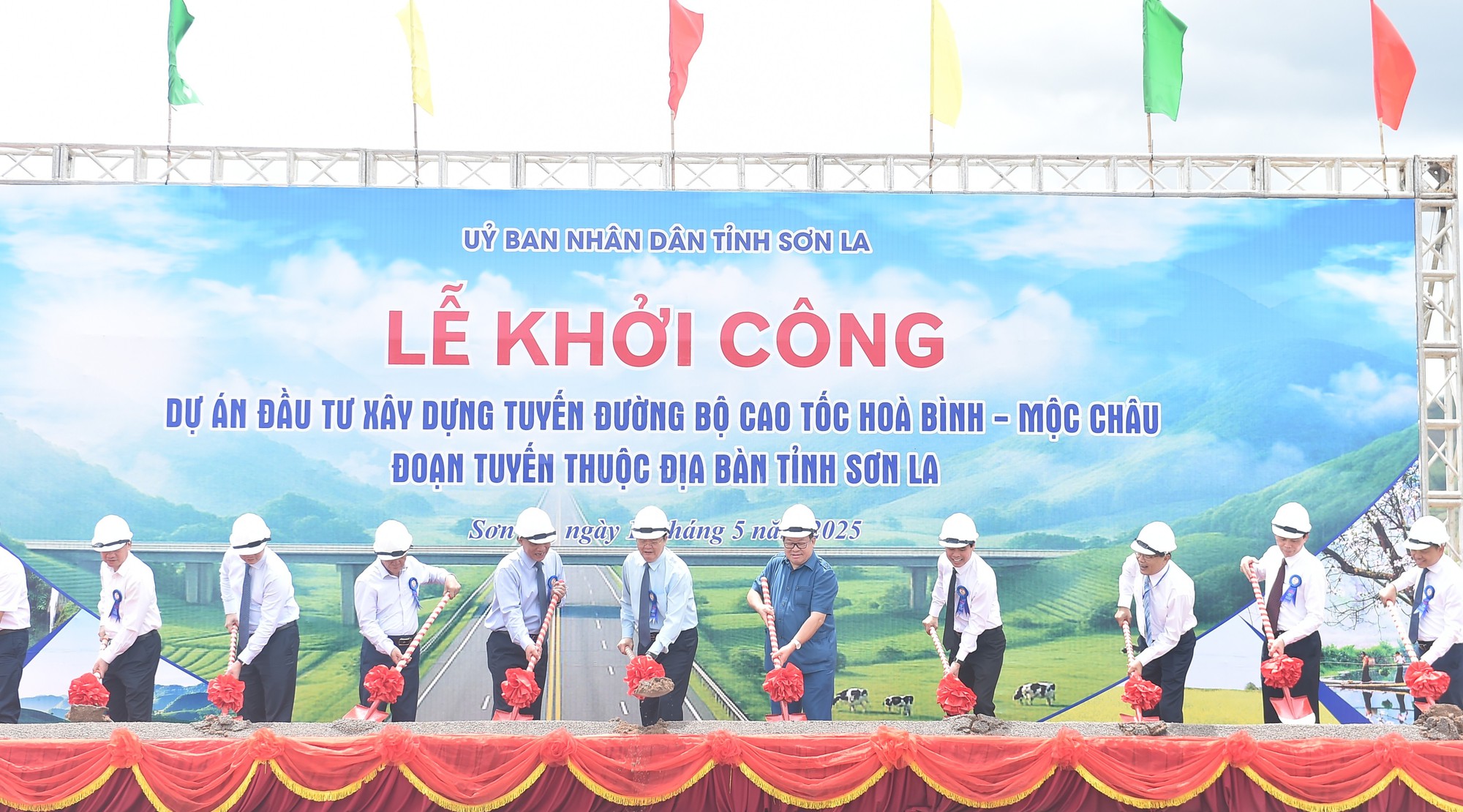 Khởi công Dự án đầu tư xây dựng tuyến đường bộ cao tốc Hòa Bình - Mộc Châu, đoạn tuyến thuộc địa bàn tỉnh Sơn La- Ảnh 1. Khởi công Dự án đầu tư xây dựng tuyến đường bộ cao tốc Hòa Bình - Mộc Châu, đoạn tuyến thuộc địa bàn tỉnh Sơn La- Ảnh 1.