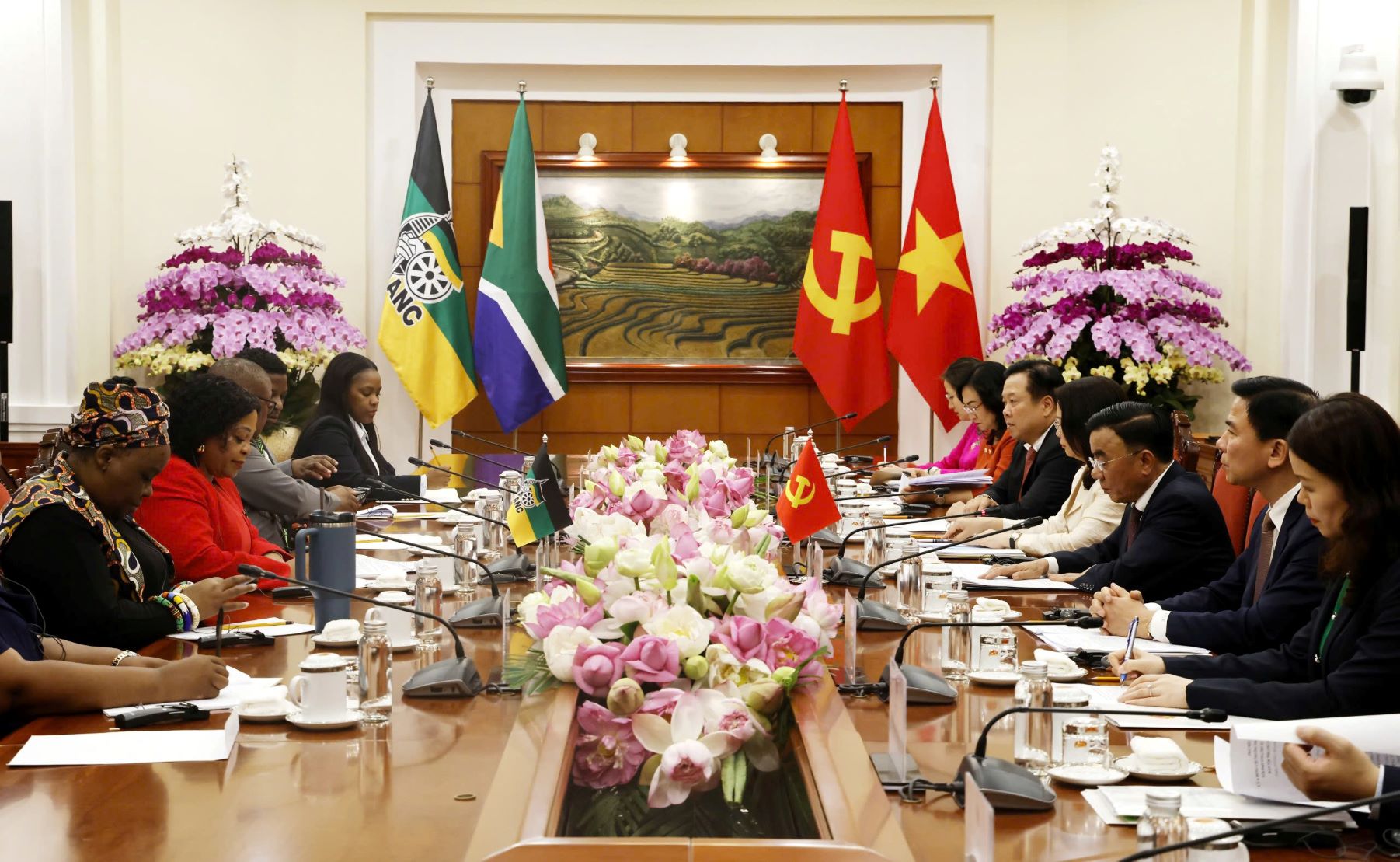 Thường trực Ban Bí thư Trần Cẩm Tú hội đàm với Phó Tổng Thư ký thứ nhất Đảng ANC, Nam Phi- Ảnh 2. Thường trực Ban Bí thư Trần Cẩm Tú hội đàm với Phó Tổng Thư ký thứ nhất Đảng ANC, Nam Phi- Ảnh 2.