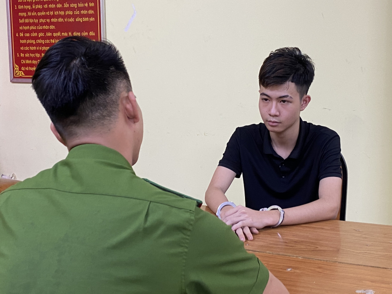 Bắt giữ khẩn cấp đối tượng đánh người nước ngoài trên phố đi bộ Bùi Viện- Ảnh 1. Bắt giữ khẩn cấp đối tượng đánh người nước ngoài trên phố đi bộ Bùi Viện- Ảnh 1.