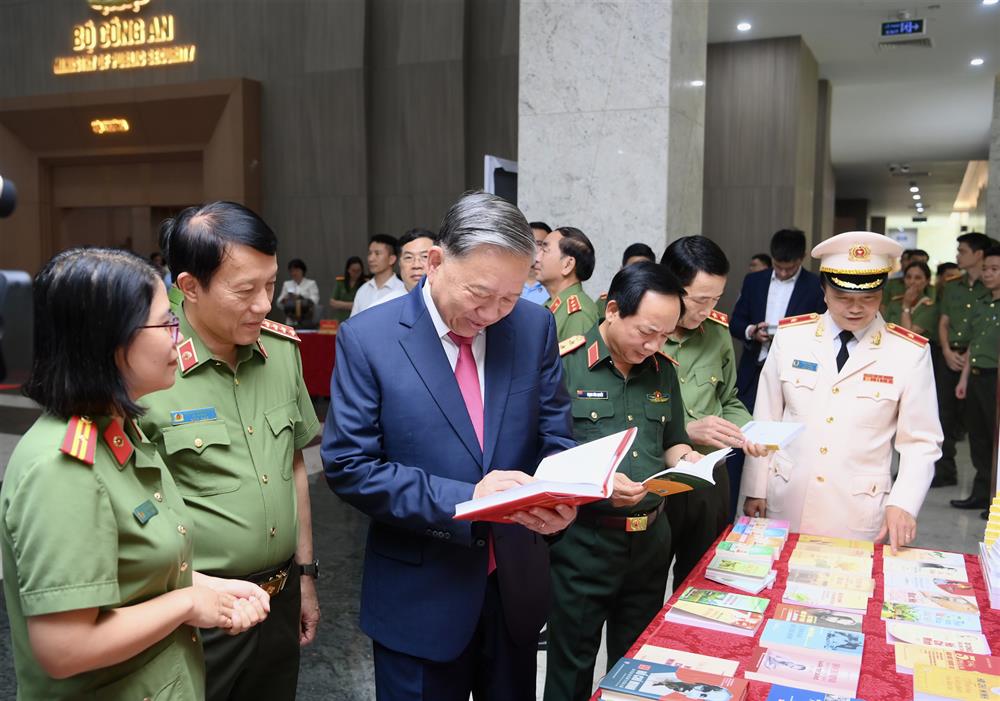 Bộ Công an tổng kết 10 năm đẩy mạnh học tập và làm theo tư tưởng, đạo đức, phong cách Hồ Chí Minh- Ảnh 2. Bộ Công an tổng kết 10 năm đẩy mạnh học tập và làm theo tư tưởng, đạo đức, phong cách Hồ Chí Minh- Ảnh 2.