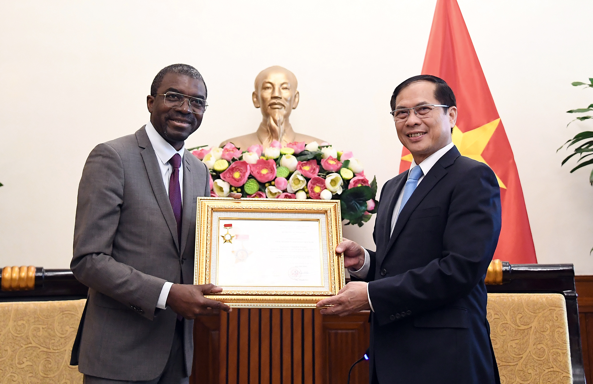 Phó Thủ tướng Bùi Thanh Sơn tiếp Giám đốc Trung tâm Di sản thế giới của UNESCO- Ảnh 1. Phó Thủ tướng Bùi Thanh Sơn tiếp Giám đốc Trung tâm Di sản thế giới của UNESCO- Ảnh 1.