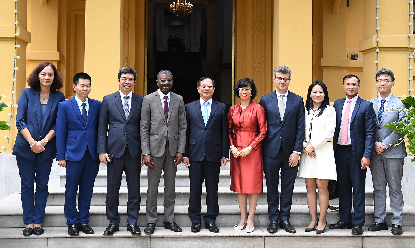 Phó Thủ tướng Bùi Thanh Sơn tiếp Giám đốc Trung tâm Di sản thế giới của UNESCO- Ảnh 2. Phó Thủ tướng Bùi Thanh Sơn tiếp Giám đốc Trung tâm Di sản thế giới của UNESCO- Ảnh 2.