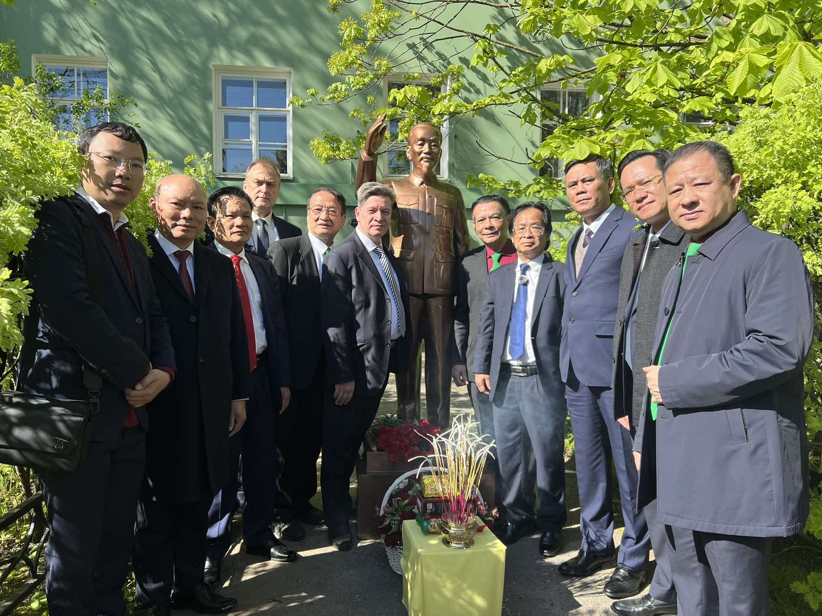 An vị tượng Chủ Tịch Hồ Chí Minh tại khuôn viên trường Đại học Quốc gia Saint Petersburg (Nga)- Ảnh 2. An vị tượng Chủ Tịch Hồ Chí Minh tại khuôn viên trường Đại học Quốc gia Saint Petersburg (Nga)- Ảnh 2.