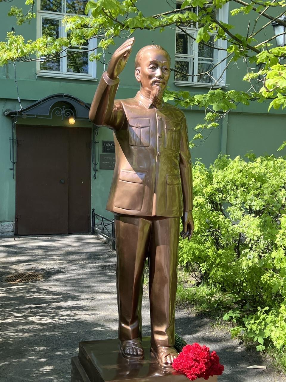 An vị tượng Chủ Tịch Hồ Chí Minh tại khuôn viên trường Đại học Quốc gia Saint Petersburg (Nga)- Ảnh 1. An vị tượng Chủ Tịch Hồ Chí Minh tại khuôn viên trường Đại học Quốc gia Saint Petersburg (Nga)- Ảnh 1.
