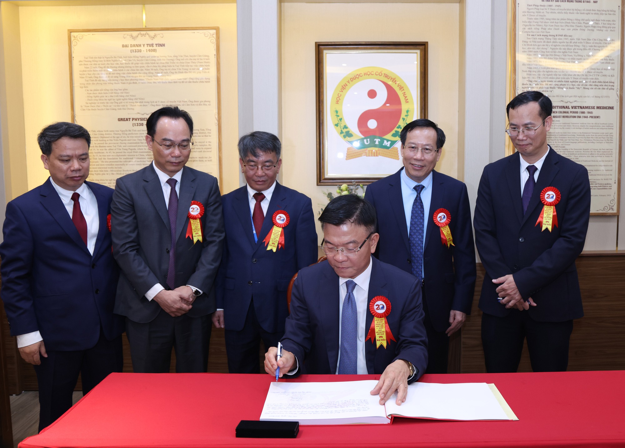 Phát triển y học cổ truyền là bảo tồn bản sắc, thể hiện tinh thần tự cường dân tộc- Ảnh 7. Phát triển y học cổ truyền là bảo tồn bản sắc, thể hiện tinh thần tự cường dân tộc- Ảnh 7.