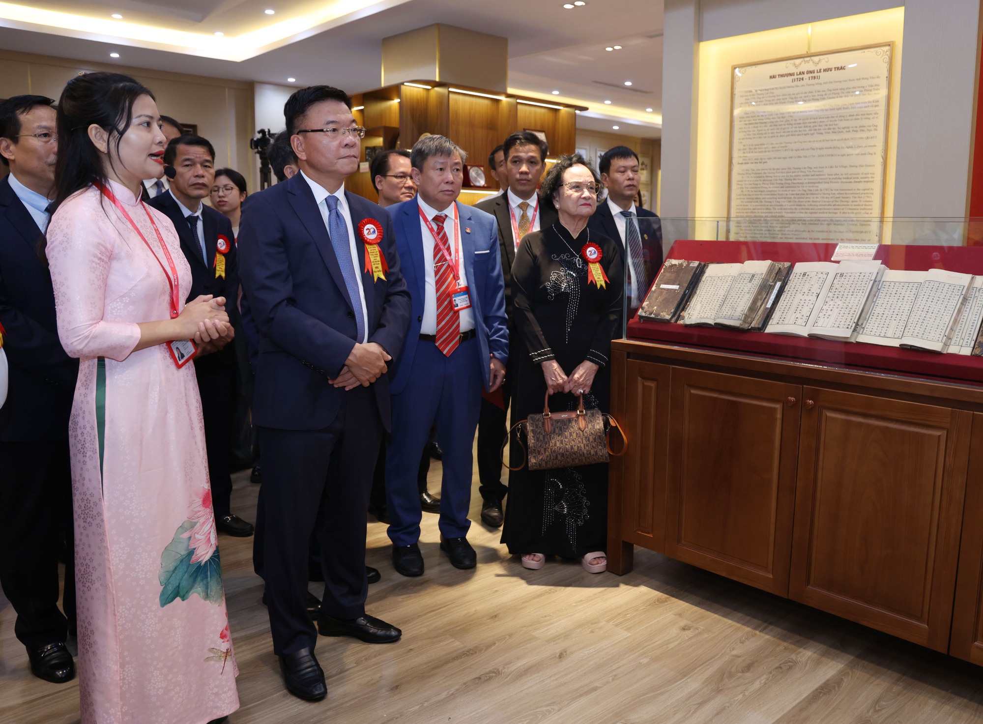 Phát triển y học cổ truyền là bảo tồn bản sắc, thể hiện tinh thần tự cường dân tộc- Ảnh 4. Phát triển y học cổ truyền là bảo tồn bản sắc, thể hiện tinh thần tự cường dân tộc- Ảnh 4.