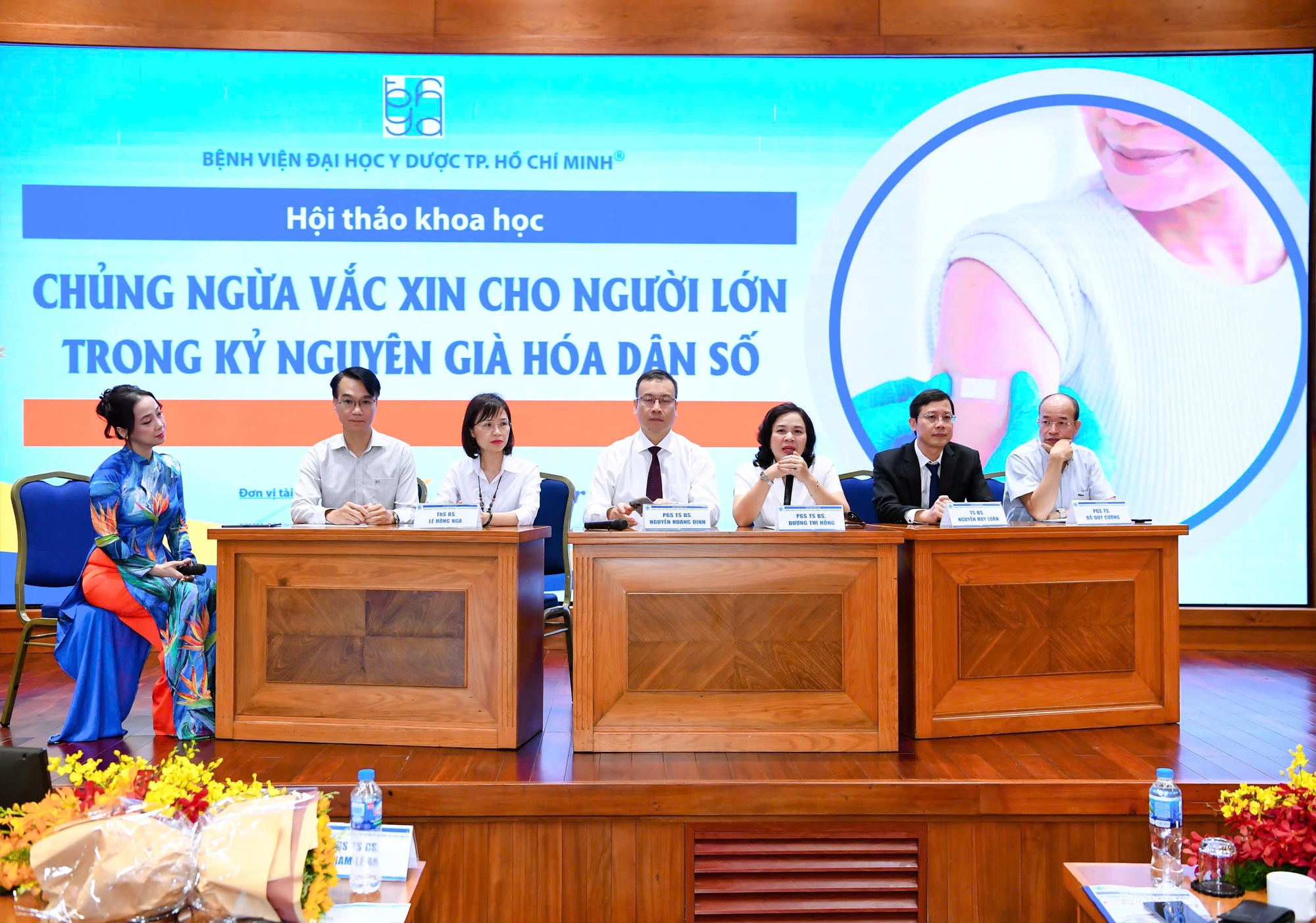 Đẩy mạnh tiêm vaccine cho người lớn, nhất là người có bệnh nền- Ảnh 2. Đẩy mạnh tiêm vaccine cho người lớn, nhất là người có bệnh nền- Ảnh 2.