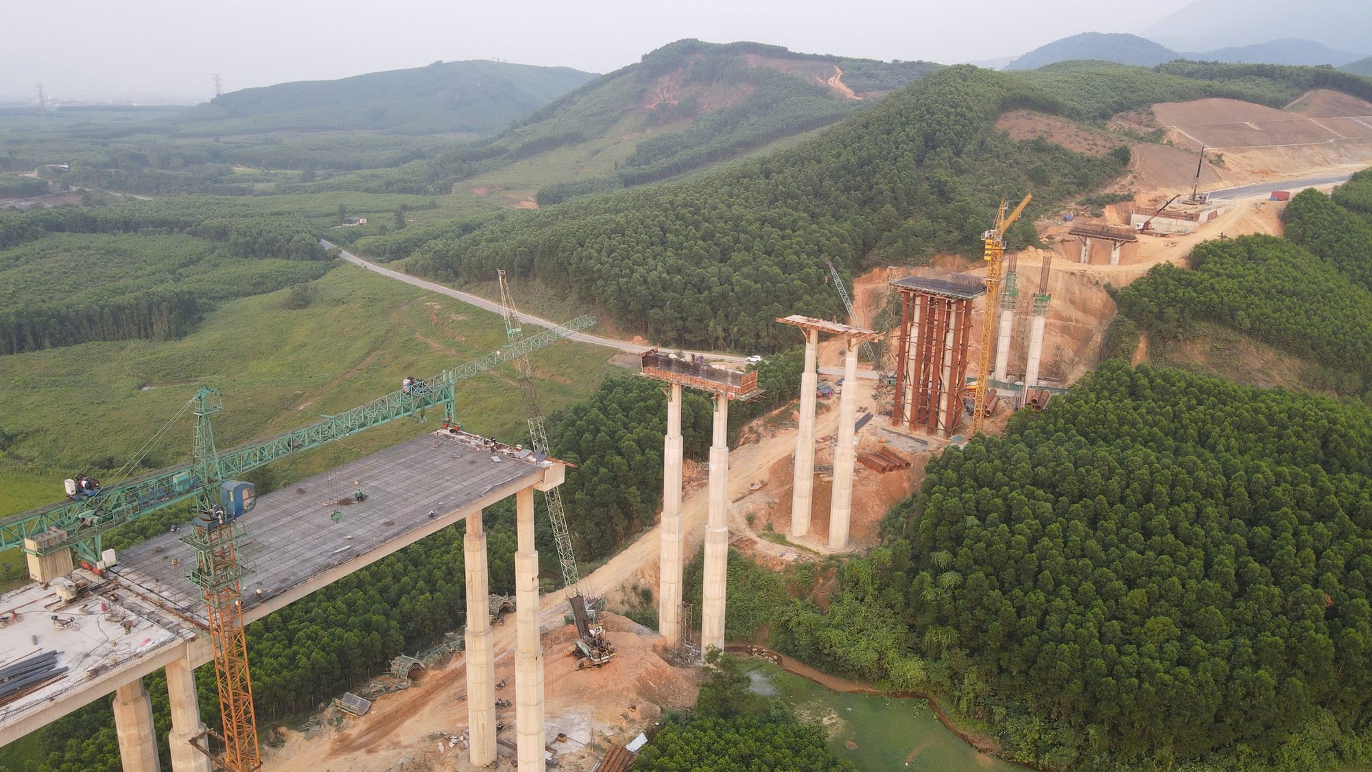 Công trường không nghỉ Lễ và những bữa cơm ăn vội trên cao tốc Bắc-Nam - Ảnh 2. Công trường không nghỉ Lễ và những bữa cơm ăn vội trên cao tốc Bắc-Nam - Ảnh 2.
