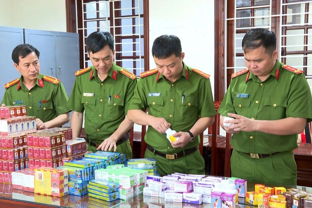 Thủ tướng yêu cầu xử lý nghiêm hoạt động sản xuất, buôn bán thuốc chữa bệnh giả, sữa giả, thực phẩm bảo vệ sức khoẻ giả- Ảnh 1. Thủ tướng yêu cầu xử lý nghiêm hoạt động sản xuất, buôn bán thuốc chữa bệnh giả, sữa giả, thực phẩm bảo vệ sức khoẻ giả- Ảnh 1.