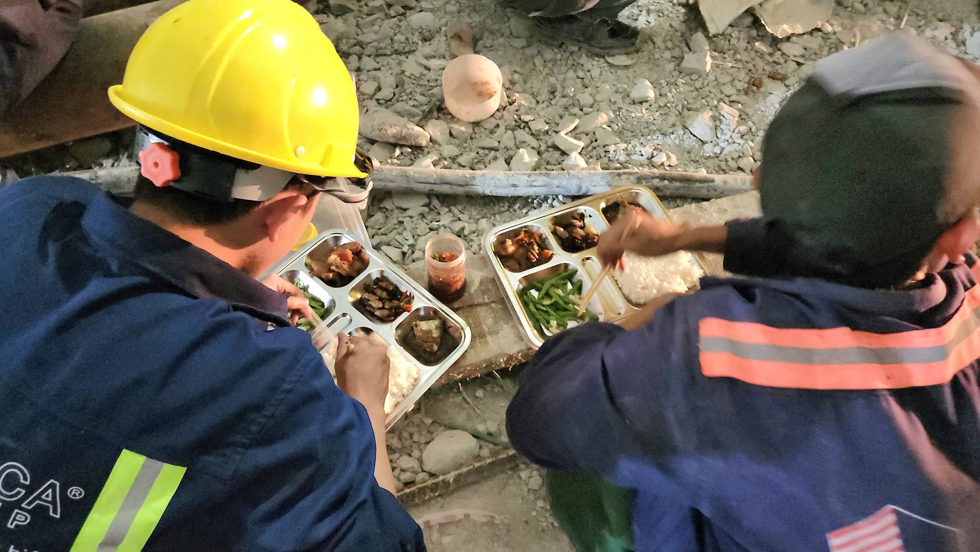 Công trường không nghỉ Lễ và những bữa cơm ăn vội trên cao tốc Bắc-Nam - Ảnh 3. Công trường không nghỉ Lễ và những bữa cơm ăn vội trên cao tốc Bắc-Nam - Ảnh 3.