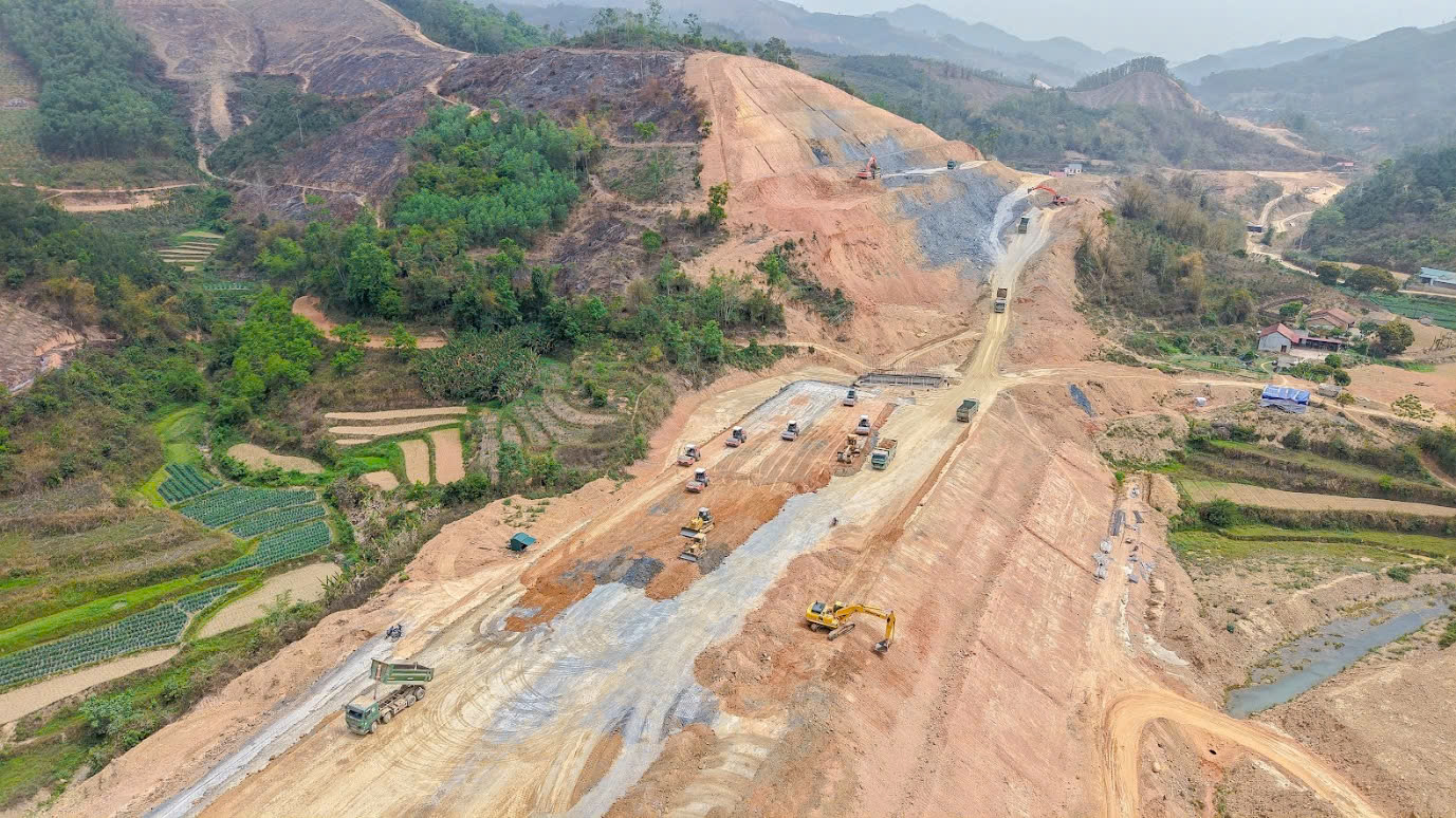 Công trường không nghỉ Lễ và những bữa cơm ăn vội trên cao tốc Bắc-Nam - Ảnh 5. Công trường không nghỉ Lễ và những bữa cơm ăn vội trên cao tốc Bắc-Nam - Ảnh 5.