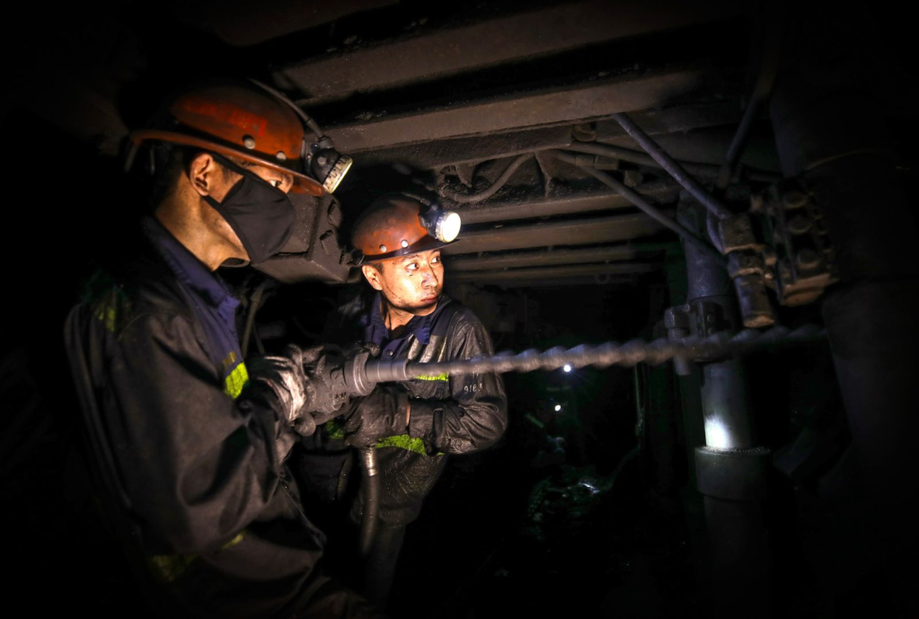 TKV: Triển khai đồng bộ các giải pháp bảo đảm an toàn vệ sinh lao động- Ảnh 1. TKV: Triển khai đồng bộ các giải pháp bảo đảm an toàn vệ sinh lao động- Ảnh 1.