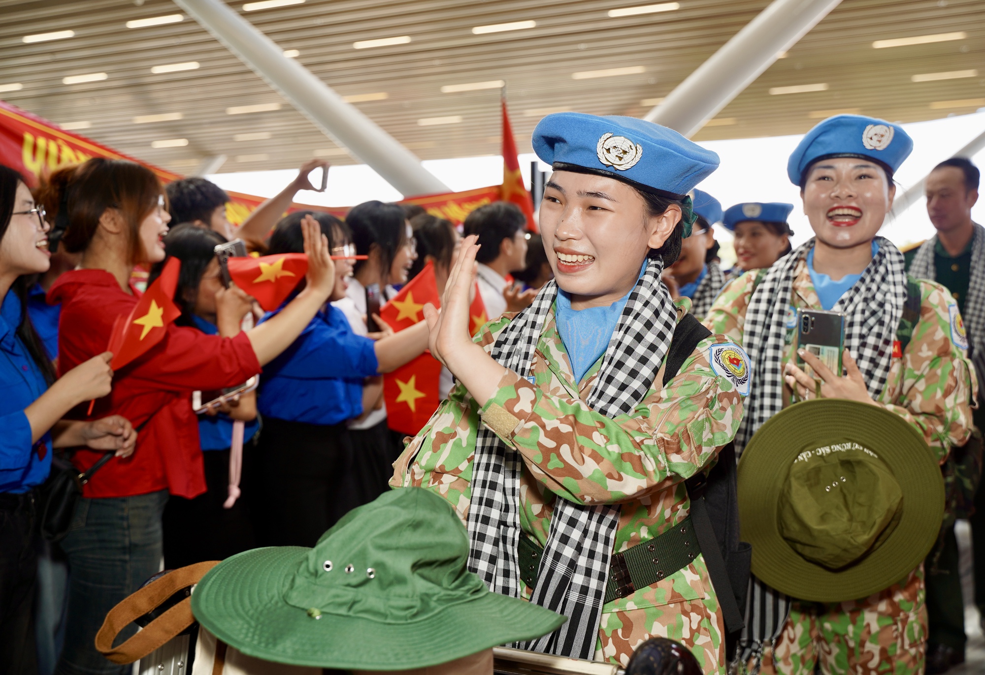 TPHCM tiễn các lực lượng tham gia diễu binh, diễu hành trở về đơn vị- Ảnh 6. TPHCM tiễn các lực lượng tham gia diễu binh, diễu hành trở về đơn vị- Ảnh 6.