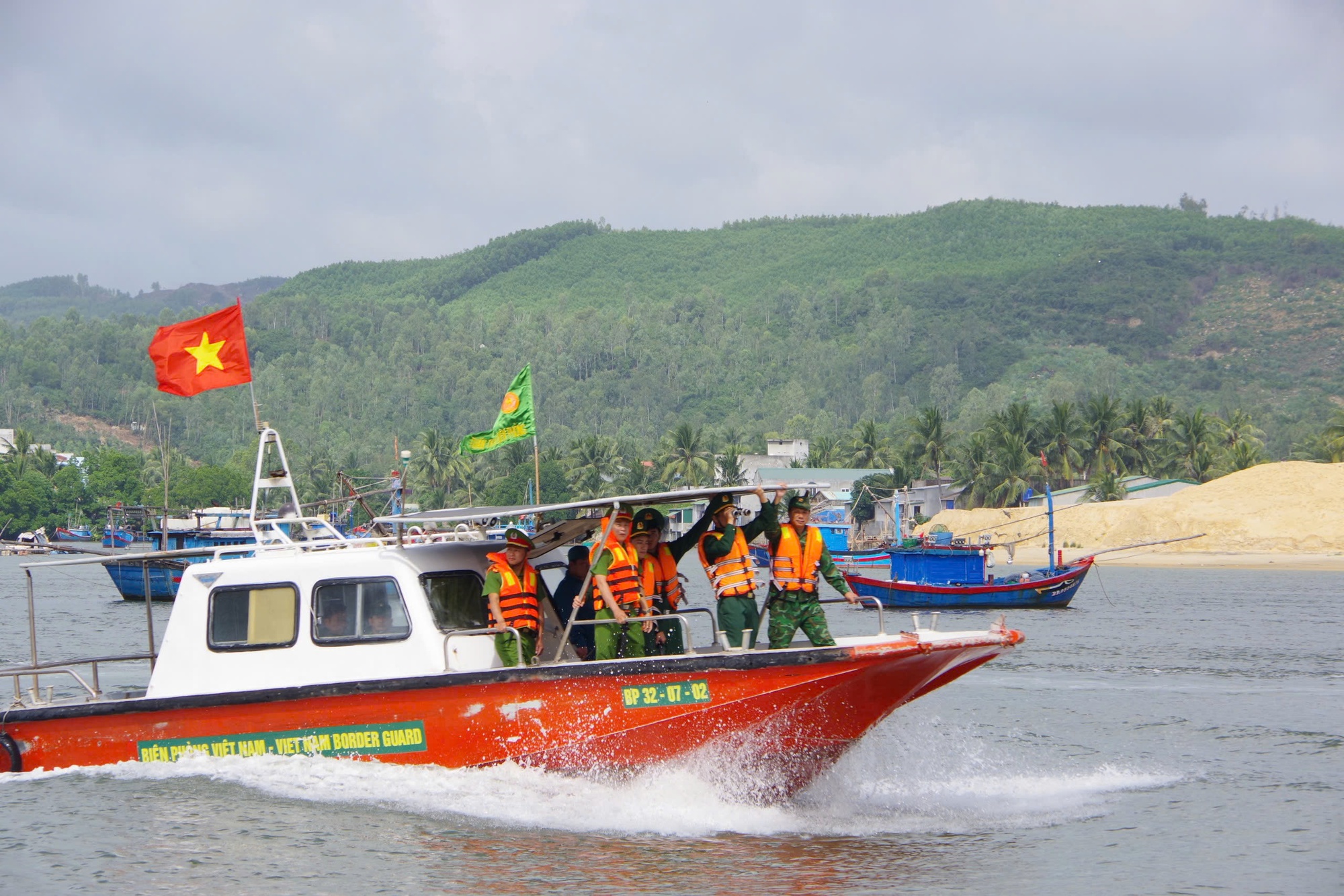Bình Định: Phạt 10 thuyền trưởng vi phạm quy định khai thác thủy sản- Ảnh 1. Bình Định: Phạt 10 thuyền trưởng vi phạm quy định khai thác thủy sản- Ảnh 1.