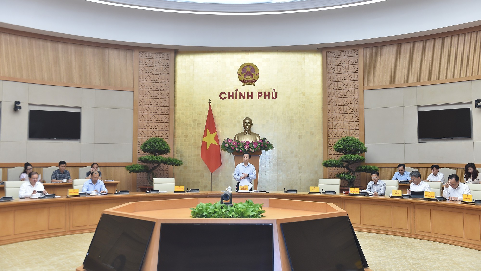 Phó Thủ tướng Mai Văn Chính làm việc với Bộ VHTT&DL rà soát, xây dựng nghị định về phân cấp, phân quyền- Ảnh 1. Phó Thủ tướng Mai Văn Chính làm việc với Bộ VHTT&DL rà soát, xây dựng nghị định về phân cấp, phân quyền- Ảnh 1.