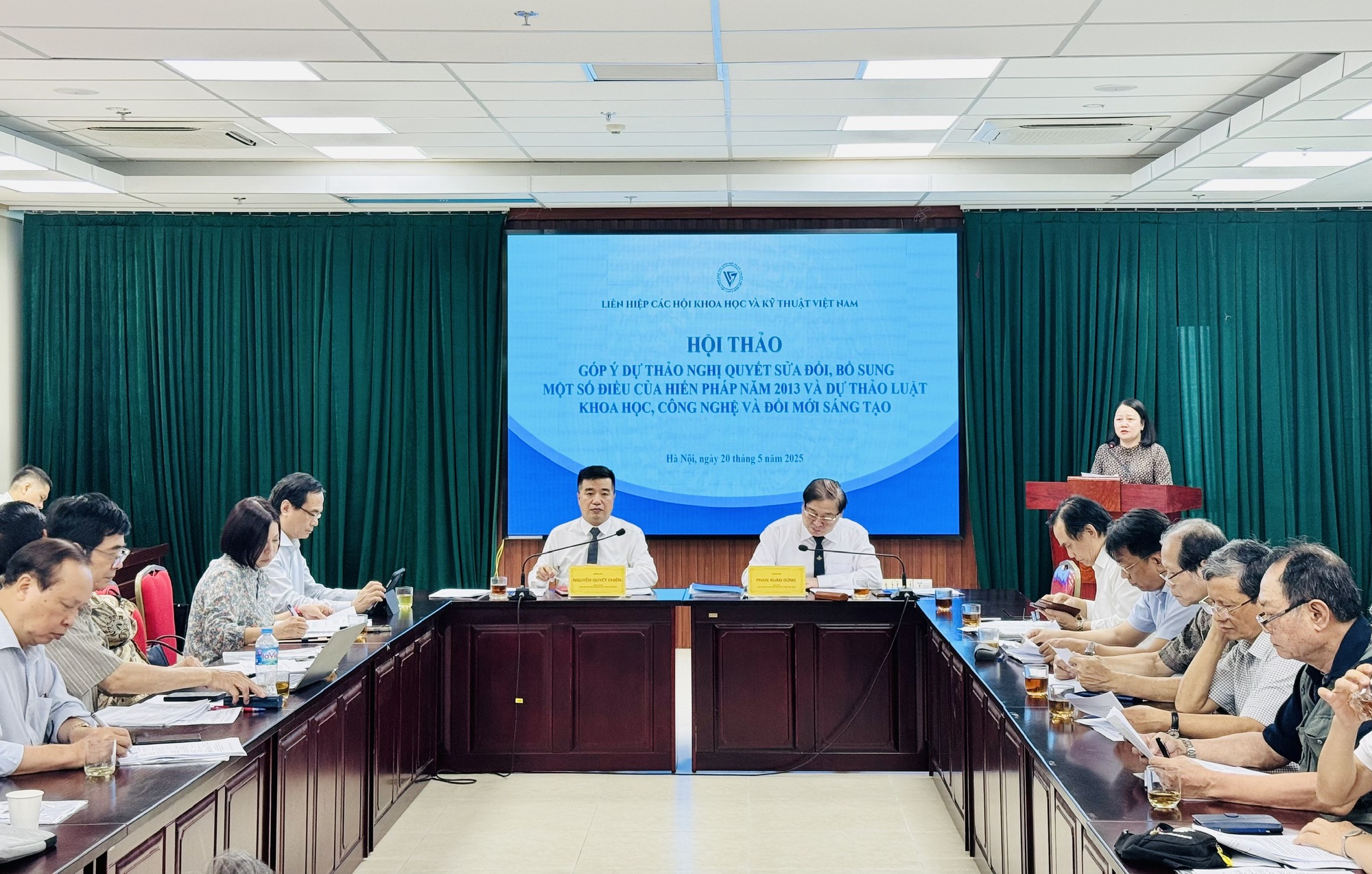 Sửa đổi Hiến pháp 2013: Trí thức nhấn mạnh chiều sâu cải cách từ những thay đổi nhỏ- Ảnh 2. Sửa đổi Hiến pháp 2013: Trí thức nhấn mạnh chiều sâu cải cách từ những thay đổi nhỏ- Ảnh 2.