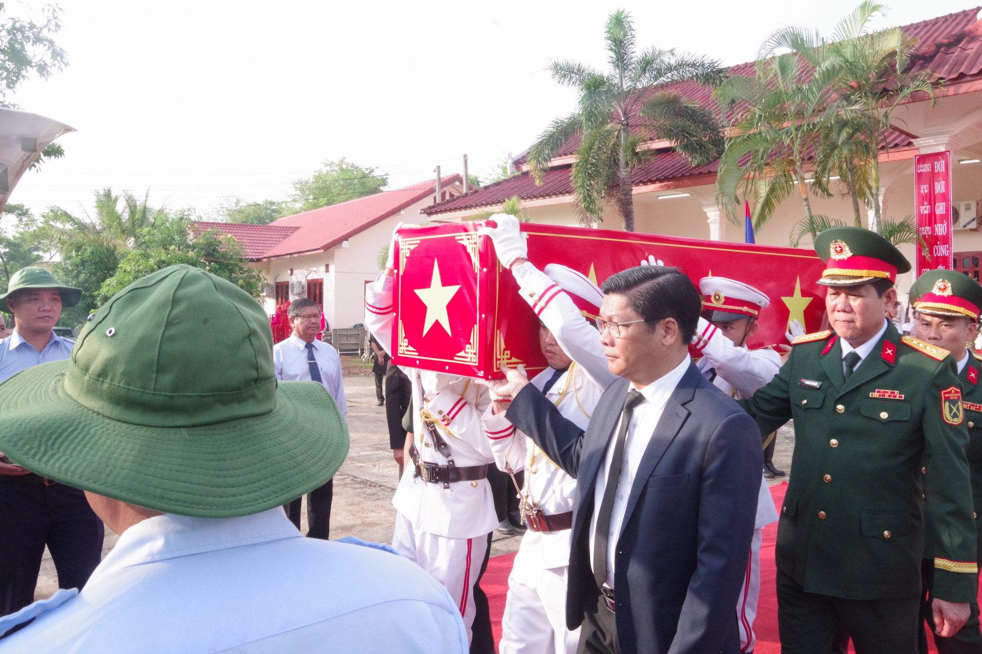 Miền Trung: Đưa hài cốt liệt sĩ hy sinh tại Lào về nước- Ảnh 1. Miền Trung: Đưa hài cốt liệt sĩ hy sinh tại Lào về nước- Ảnh 1.