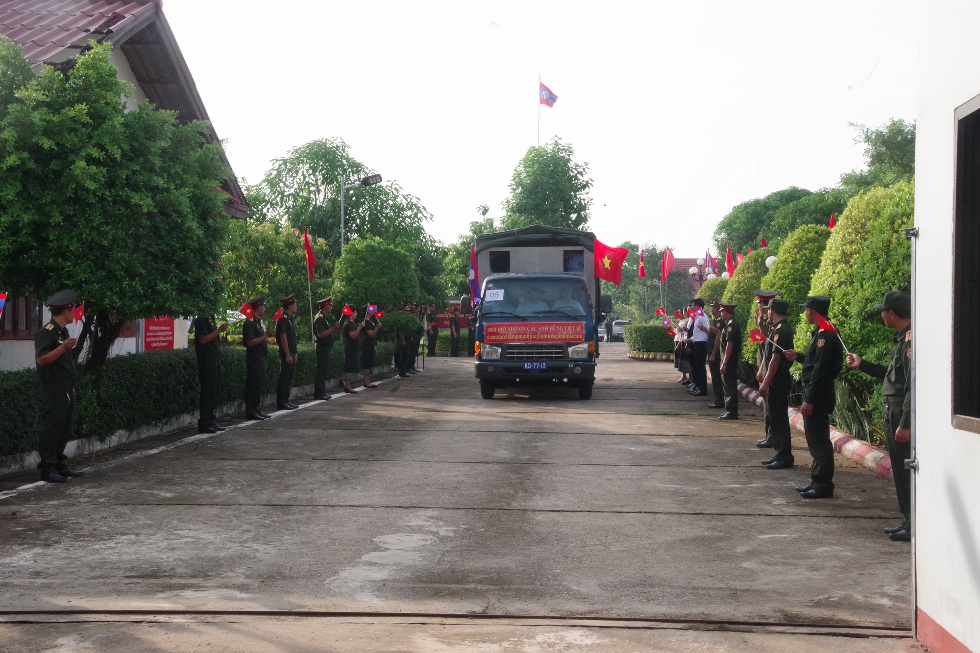 Miền Trung: Đưa hài cốt liệt sĩ hy sinh tại Lào về nước- Ảnh 2. Miền Trung: Đưa hài cốt liệt sĩ hy sinh tại Lào về nước- Ảnh 2.
