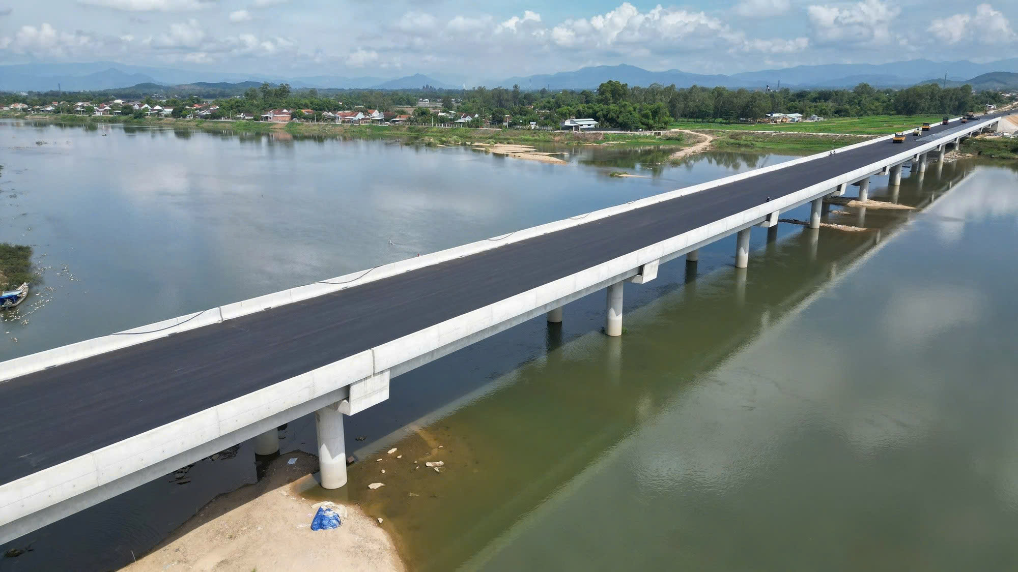 Hai tuyến cao tốc qua Bình Định, Phú Yên dự kiến 'về đích' vào 19/8- Ảnh 1. Hai tuyến cao tốc qua Bình Định, Phú Yên dự kiến 'về đích' vào 19/8- Ảnh 1.