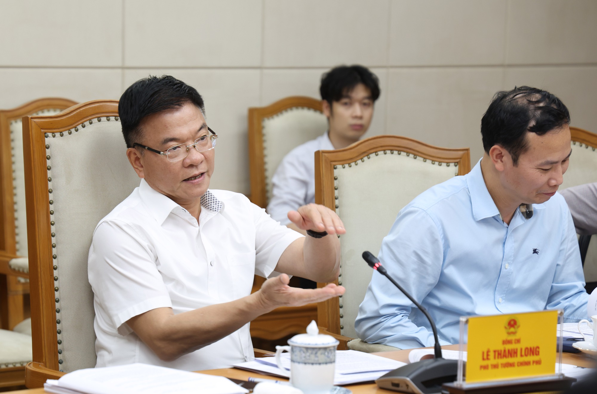 Phó Thủ tướng Lê Thành Long chủ trì họp về phân cấp, phân quyền lĩnh vực tư pháp- Ảnh 1. Phó Thủ tướng Lê Thành Long chủ trì họp về phân cấp, phân quyền lĩnh vực tư pháp- Ảnh 1.