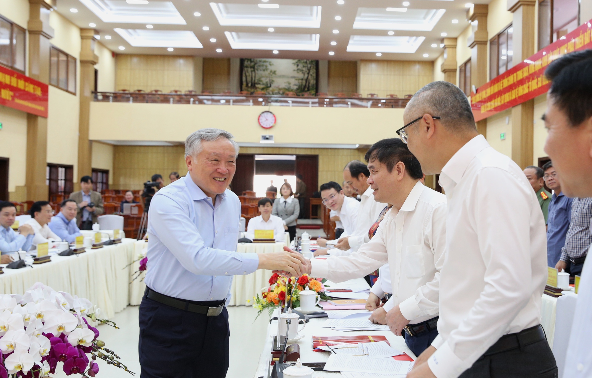 Phó Thủ tướng Thường trực Nguyễn Hòa Bình làm việc với Ban Thường vụ 3 tỉnh Lâm Đồng, Bình Thuận và Đắk Nông- Ảnh 1. Phó Thủ tướng Thường trực Nguyễn Hòa Bình làm việc với Ban Thường vụ 3 tỉnh Lâm Đồng, Bình Thuận và Đắk Nông- Ảnh 1.