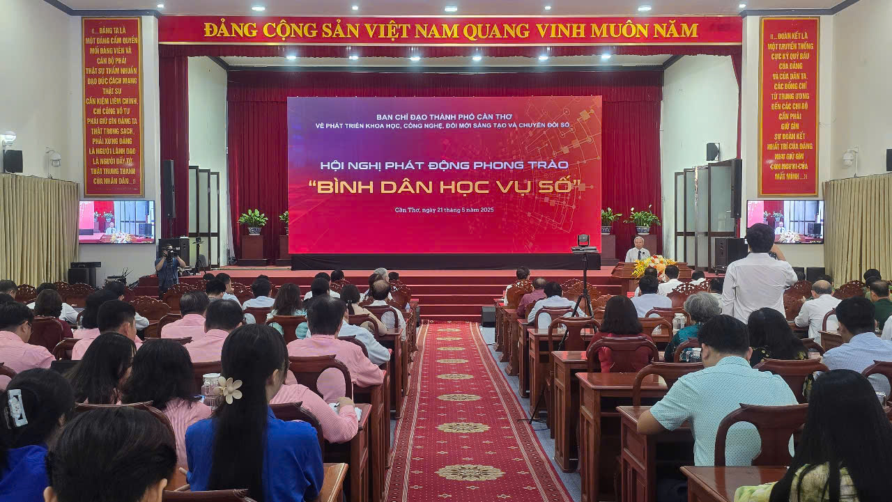 Phong trào 'Bình dân học vụ số' TP. Cần Thơ: Đưa công nghệ số vào mọi mặt đời sống- Ảnh 1.