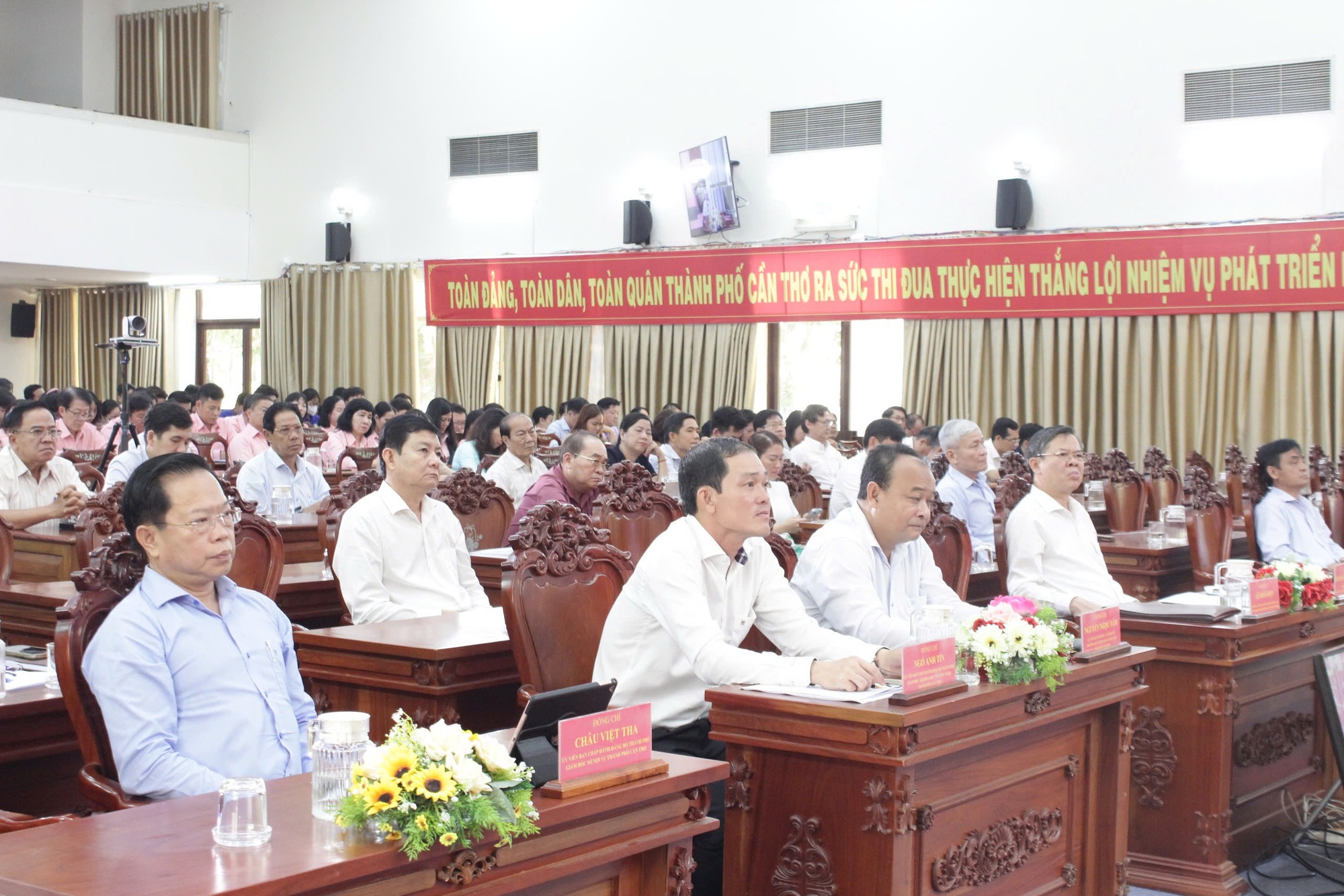 Phong trào 'Bình dân học vụ số' TP. Cần Thơ: Đưa công nghệ số vào mọi mặt đời sống- Ảnh 2.
