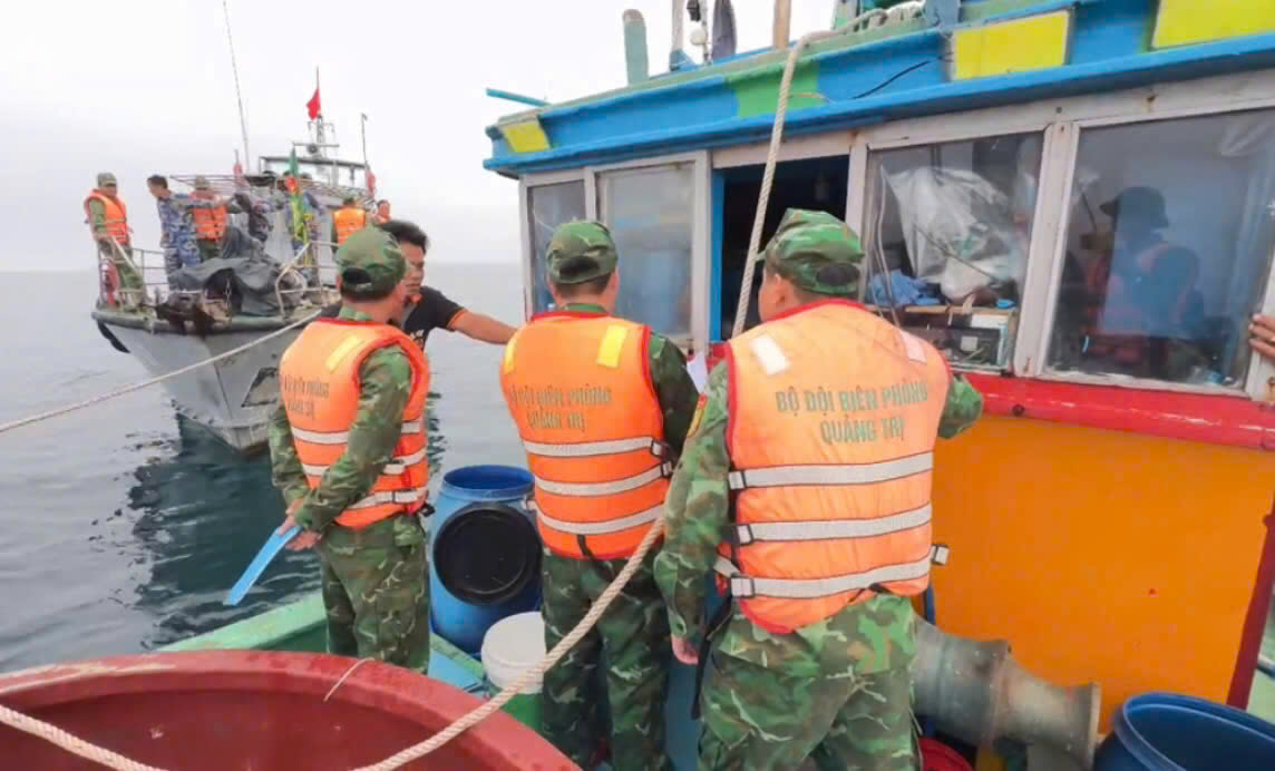 Quảng Trị: Tước quyền thuyền trưởng 9 tháng, phạt 150 triệu đồng vì tráo thiết bị giám sát tàu cá- Ảnh 2. Quảng Trị: Tước quyền thuyền trưởng 9 tháng, phạt 150 triệu đồng vì tráo thiết bị giám sát tàu cá- Ảnh 2.