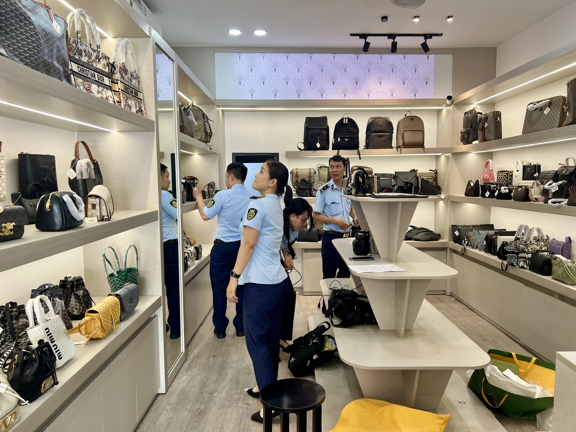 Nhiều cửa hàng thời trang kinh doanh hàng giả tại các tuyến phố du lịch ở Đà Nẵng- Ảnh 1. Nhiều cửa hàng thời trang kinh doanh hàng giả tại các tuyến phố du lịch ở Đà Nẵng- Ảnh 1.