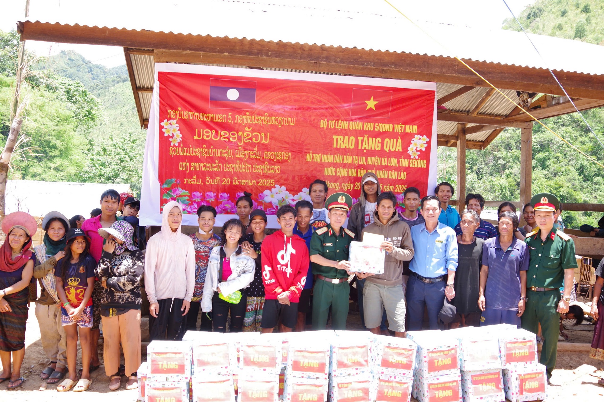 Quân khu 5 thăm, tặng quà bà con bị hỏa hoạn tại bản Tà Lụi (Lào)- Ảnh 1. Quân khu 5 thăm, tặng quà bà con bị hỏa hoạn tại bản Tà Lụi (Lào)- Ảnh 1.