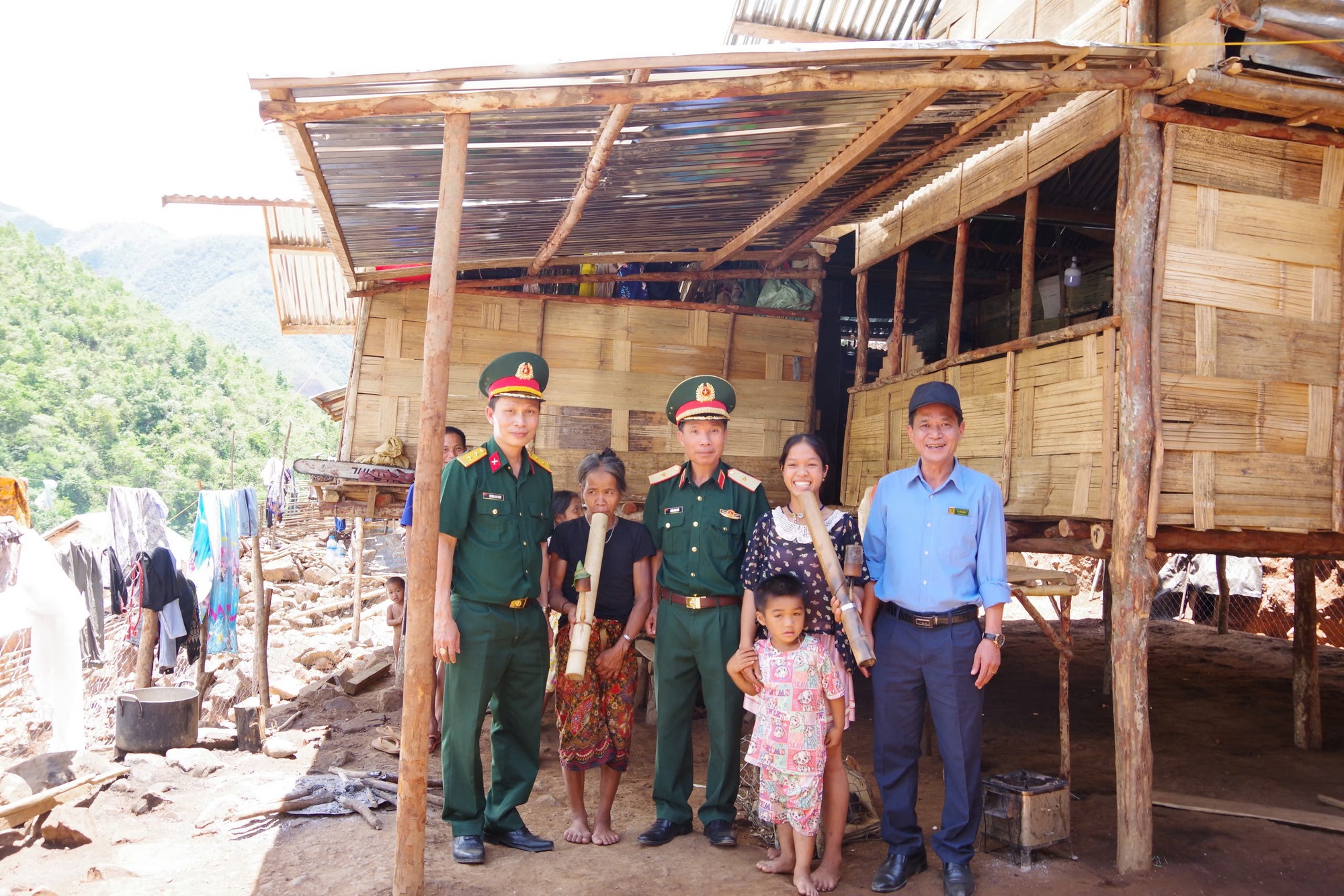 Quân khu 5 thăm, tặng quà bà con bị hỏa hoạn tại bản Tà Lụi (Lào)- Ảnh 2. Quân khu 5 thăm, tặng quà bà con bị hỏa hoạn tại bản Tà Lụi (Lào)- Ảnh 2.