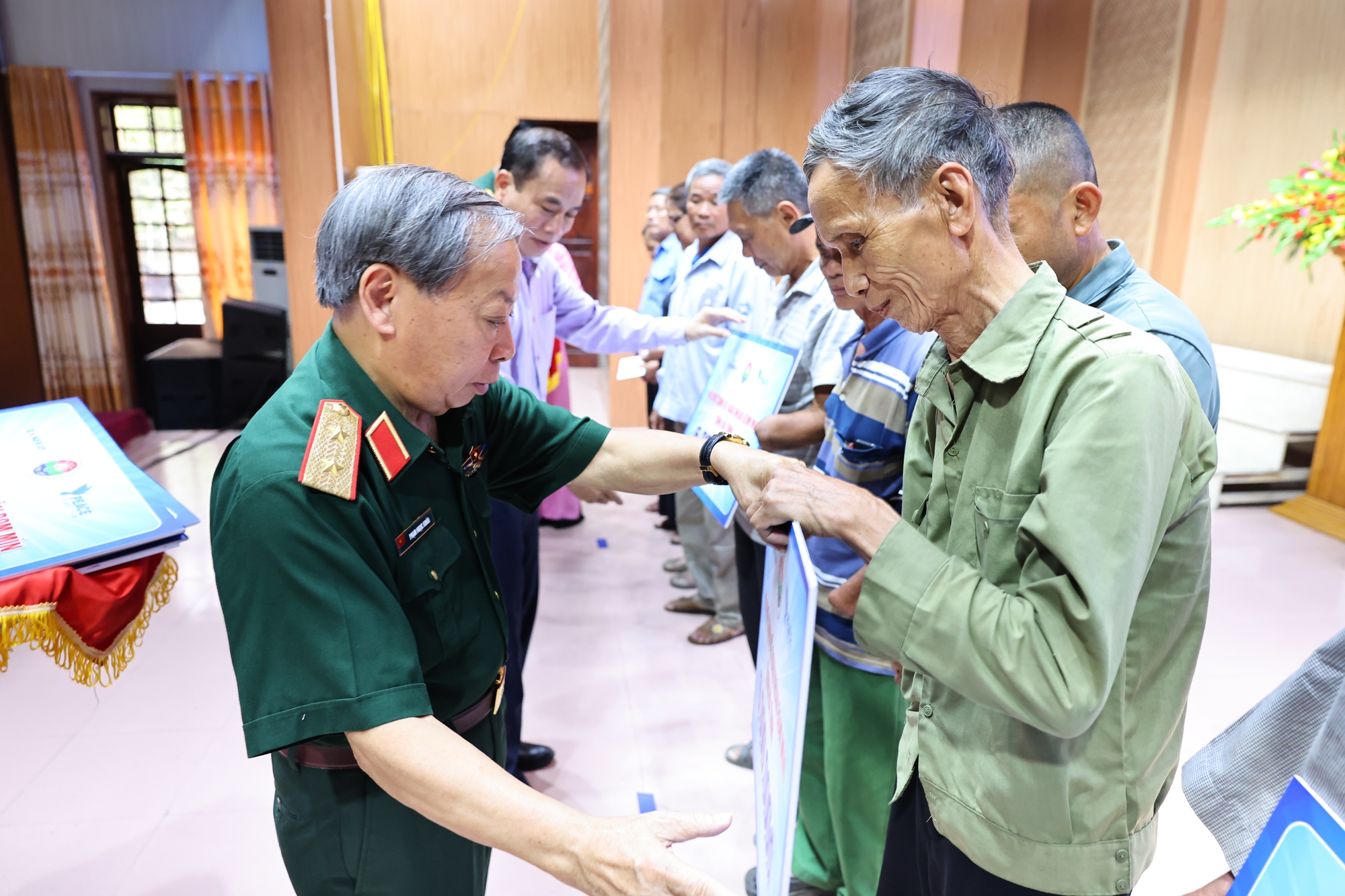 Trao sinh kế cho nạn nhân bom mìn, tiếp sức học sinh nghèo tại Hà Tĩnh- Ảnh 2. Trao sinh kế cho nạn nhân bom mìn, tiếp sức học sinh nghèo tại Hà Tĩnh- Ảnh 2.
