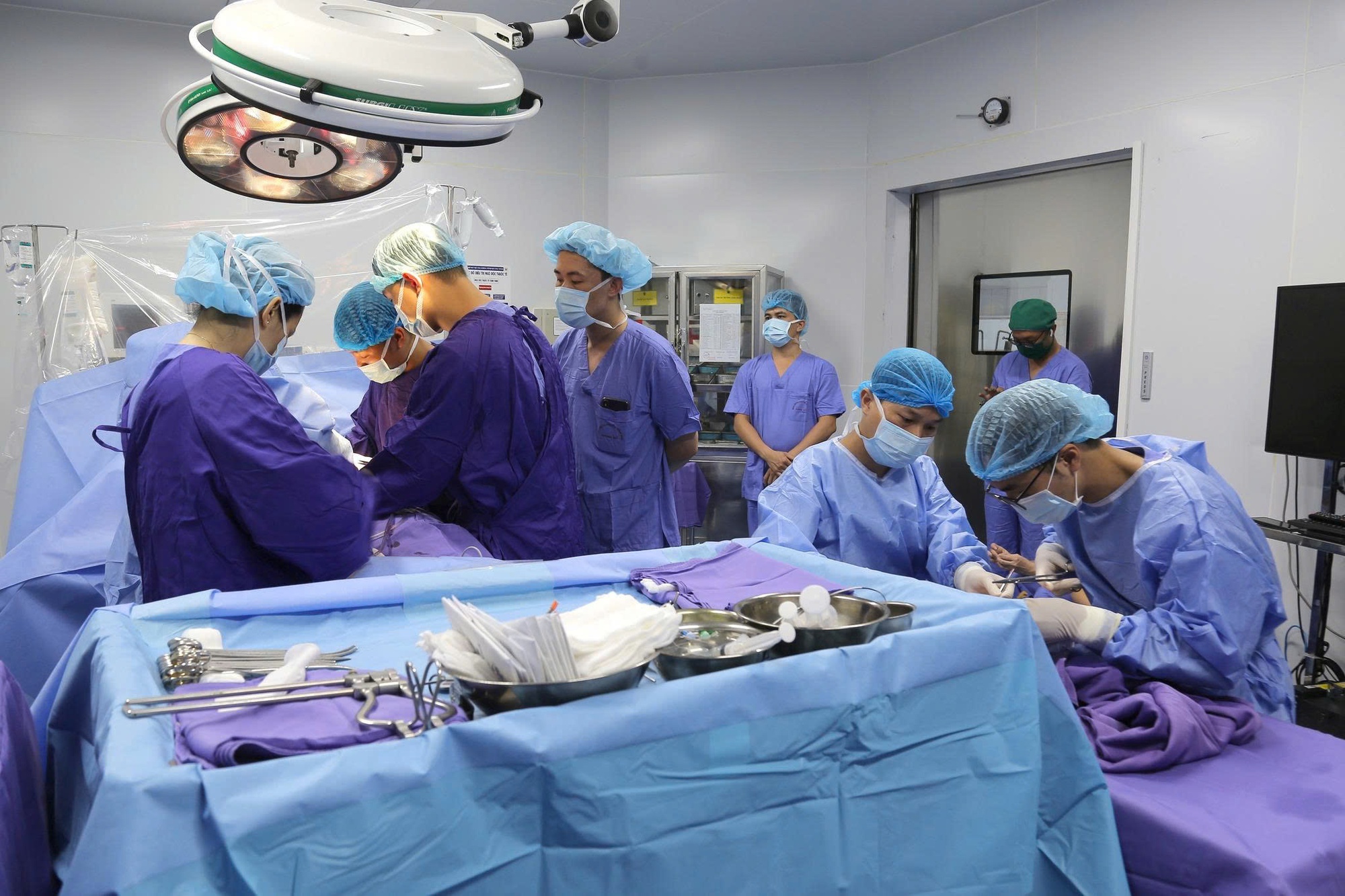 Bệnh viện tỉnh xuyên đêm lấy đa tạng và ghép thành công 2 thận từ người hiến chết não- Ảnh 2. Bệnh viện tỉnh xuyên đêm lấy đa tạng và ghép thành công 2 thận từ người hiến chết não- Ảnh 2.