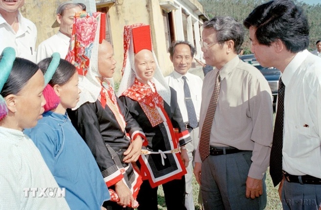 ĐỒNG CHÍ TRẦN ĐỨC LƯƠNG - NHÀ LÃNH ĐẠO CÓ NHIỀU ĐÓNG GÓP QUAN TRỌNG CHO SỰ NGHIỆP ĐỔI MỚI, PHÁT TRIỂN ĐẤT NƯỚC VÀ BẢO VỆ TỔ QUỐC- Ảnh 5. ĐỒNG CHÍ TRẦN ĐỨC LƯƠNG - NHÀ LÃNH ĐẠO CÓ NHIỀU ĐÓNG GÓP QUAN TRỌNG CHO SỰ NGHIỆP ĐỔI MỚI, PHÁT TRIỂN ĐẤT NƯỚC VÀ BẢO VỆ TỔ QUỐC- Ảnh 5.