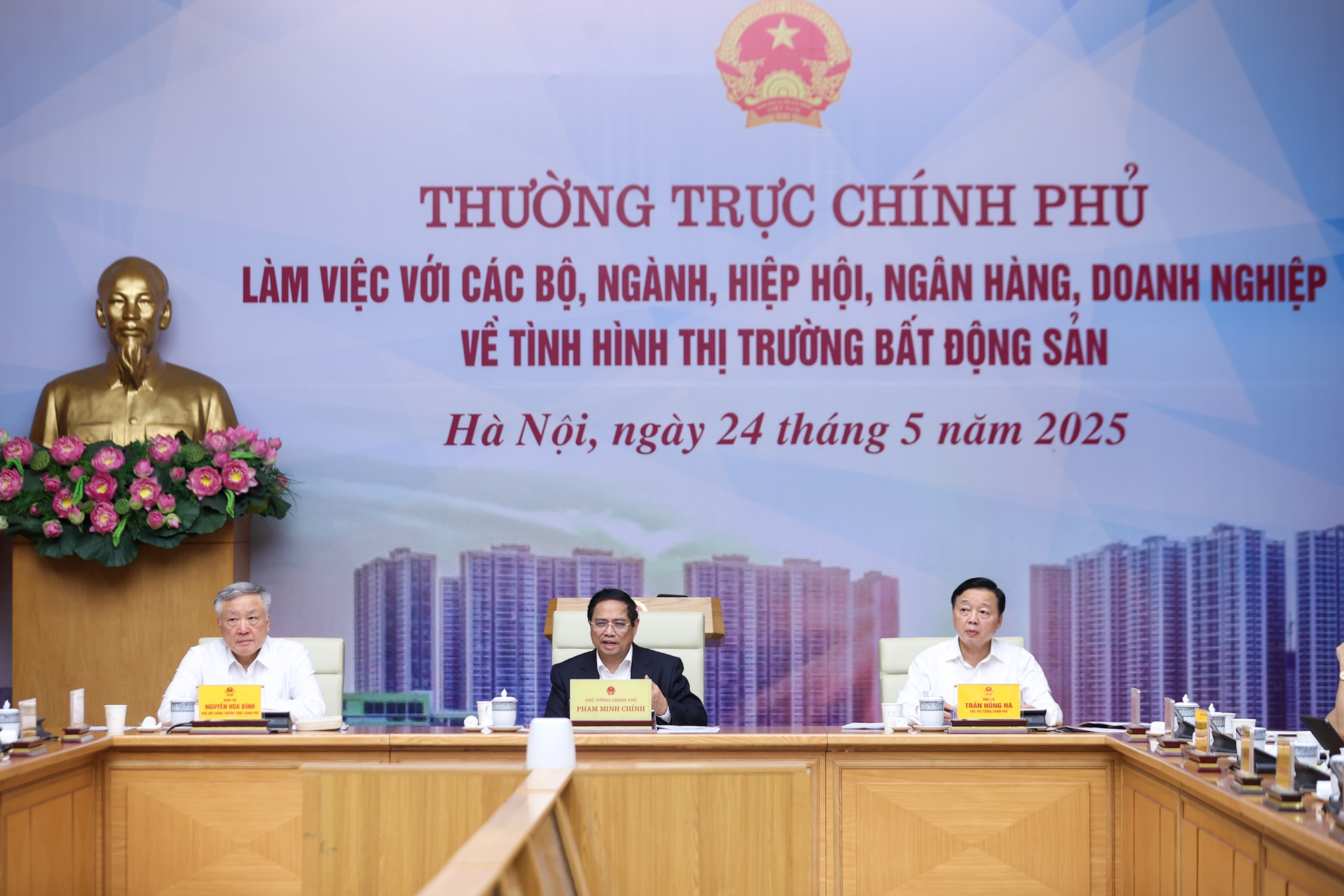 Thủ tướng: Xử lý nghiêm các hành vi đầu cơ, lũng đoạn; hướng tới mục tiêu mọi người dân đều có chỗ ở- Ảnh 2. Thủ tướng: Xử lý nghiêm các hành vi đầu cơ, lũng đoạn; hướng tới mục tiêu mọi người dân đều có chỗ ở- Ảnh 2.