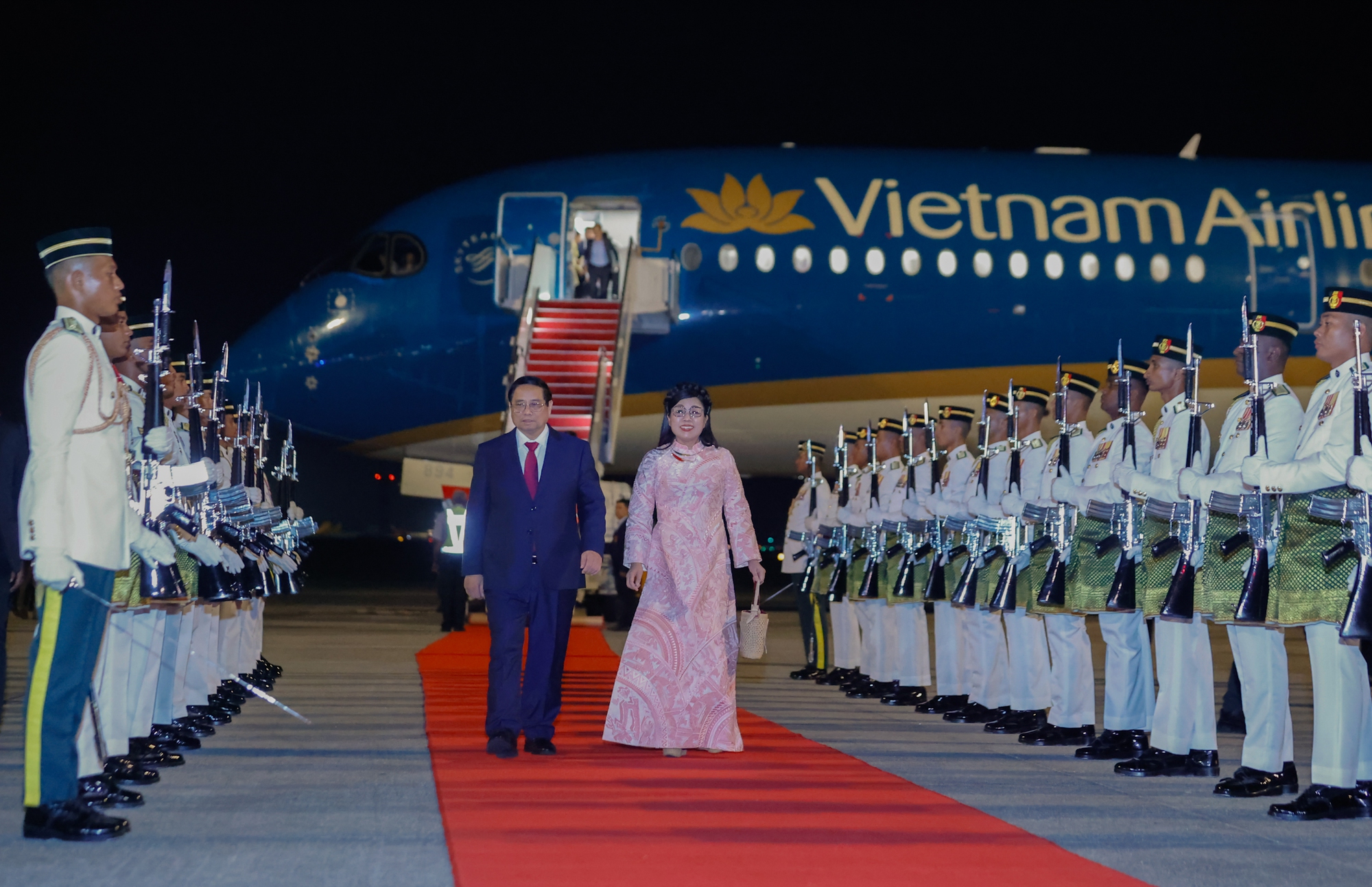 Thủ tướng Phạm Minh Chính tới Kuala Lumpur, bắt đầu thăm Malaysia và dự Hội nghị Cấp cao ASEAN- Ảnh 2. Thủ tướng Phạm Minh Chính tới Kuala Lumpur, bắt đầu thăm Malaysia và dự Hội nghị Cấp cao ASEAN- Ảnh 2.