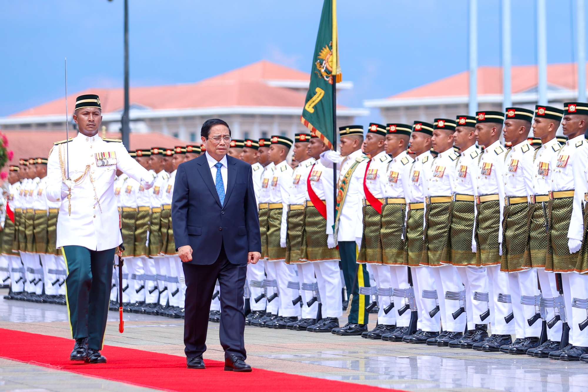 Thủ tướng Anwar Ibrahim chủ trì lễ đón Thủ tướng Phạm Minh Chính thăm chính thức Malaysia- Ảnh 4. Thủ tướng Anwar Ibrahim chủ trì lễ đón Thủ tướng Phạm Minh Chính thăm chính thức Malaysia- Ảnh 4.
