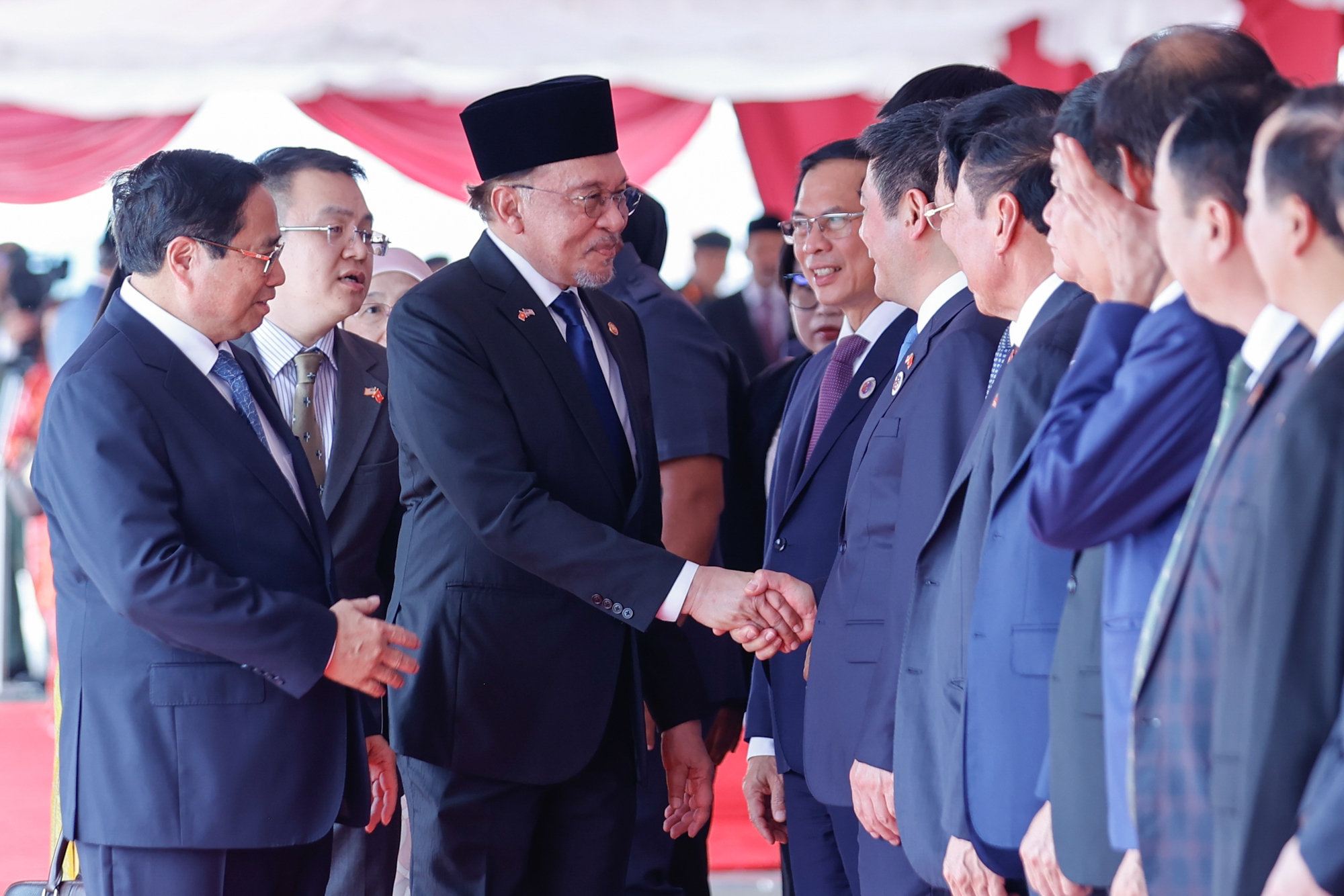 Thủ tướng Anwar Ibrahim chủ trì lễ đón Thủ tướng Phạm Minh Chính thăm chính thức Malaysia- Ảnh 7. Thủ tướng Anwar Ibrahim chủ trì lễ đón Thủ tướng Phạm Minh Chính thăm chính thức Malaysia- Ảnh 7.