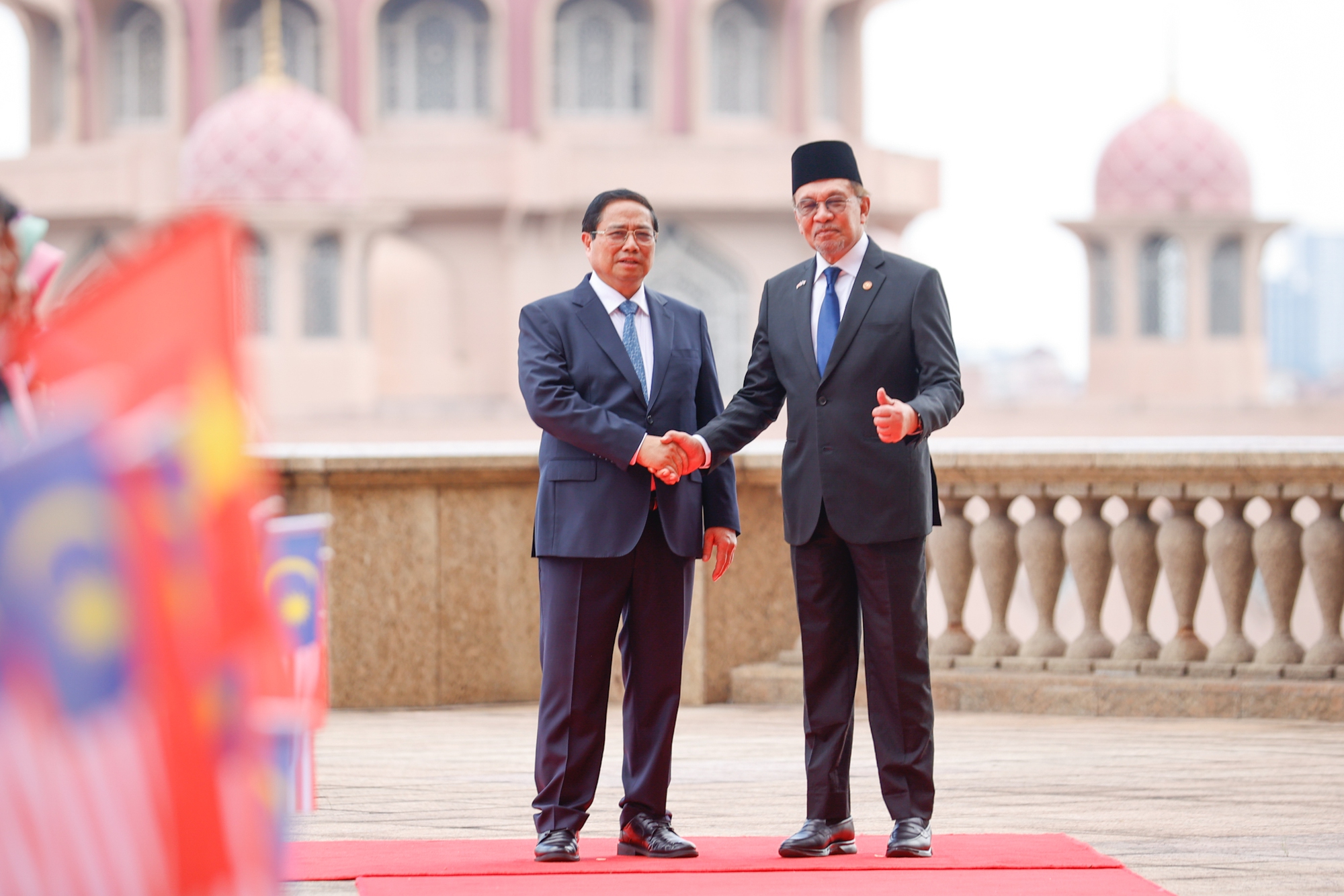 Thủ tướng Anwar Ibrahim chủ trì lễ đón Thủ tướng Phạm Minh Chính thăm chính thức Malaysia- Ảnh 10. Thủ tướng Anwar Ibrahim chủ trì lễ đón Thủ tướng Phạm Minh Chính thăm chính thức Malaysia- Ảnh 10.